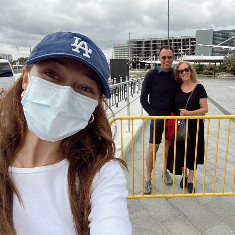 アリシア・デブナム・キャリーのインスタグラム：「I bawled my eyes out shortly after this was taken. My parents surprising me at the airport before my 2 week quarantine. It’s been a long year. Feeling very grateful I get to be back in Australia. ✨」