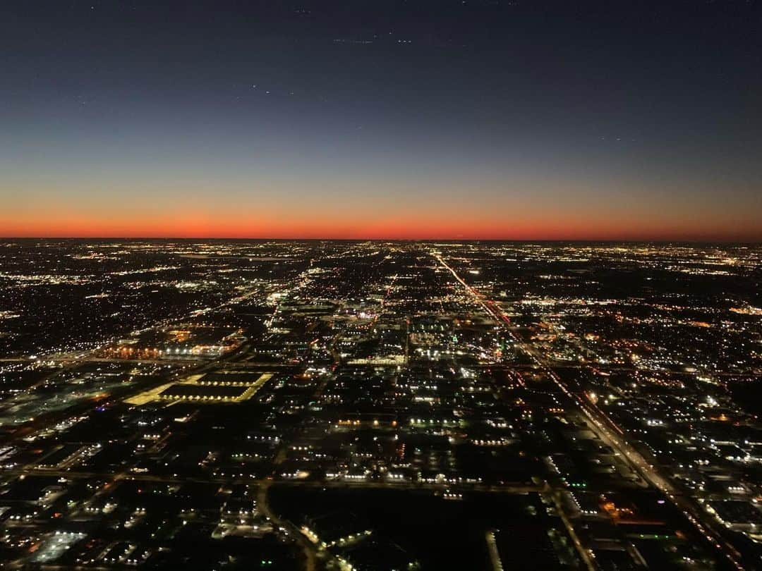 ハー・ミジョンのインスタグラム：「비행기에서 바라본 텍사스 야경❤️🧡💛💚💙🖤💜 #tx #dallas #nightview #sopretty😍」