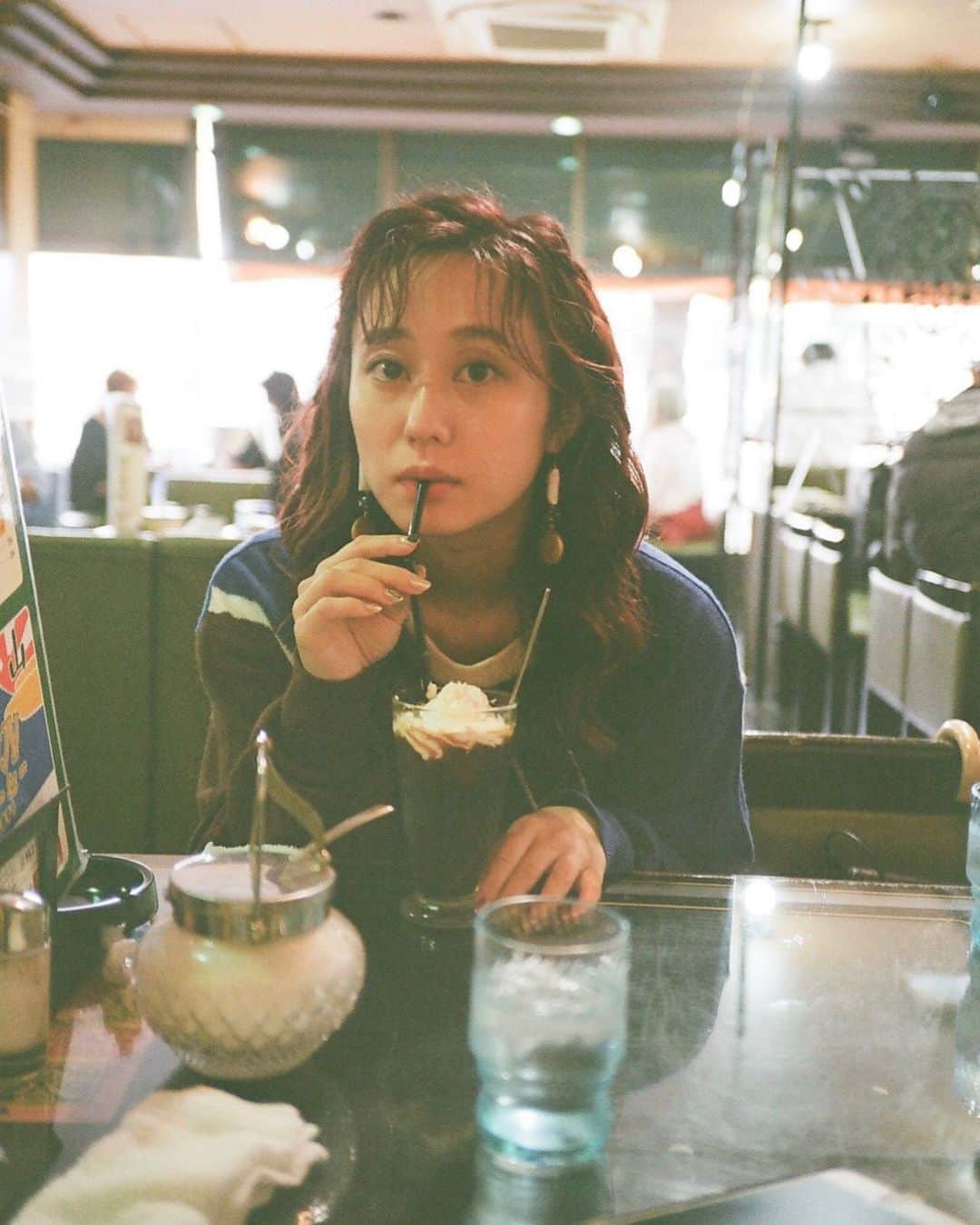 のインスタグラム：「. . なんかさ ちょっと立ち寄ったカフェも フィルムで遺してもらえるの嬉しいよなぁ  私が水に戻るときは 1番最後の写真を遺影にして欲しい。 って、ずっと言ってる . .  #_filmcom_  #portraitmood #reco_ig #jp_mood #igersjp #film_jp #film_com #as_archive #screen_archive #photo_of_the_day #indies_gram #immaginory #photosessions #sietebrian #portraits_chile #snowingfeelings #visualarg #closeup_archive #hueart_life #justaportrait #あの日の心を映して #日々フィルム #生活とフィルム」