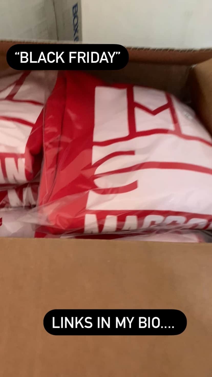 テイラー・カニフのインスタグラム：「THE OG LEFTOVER MAGCON HOODIES 🎄🎄 Are now on SALE for tonight only for ‘BLACK FRIDAY’.....  Come signed and sent personally from me with @depop so stocked to have these in your hands ❤️」