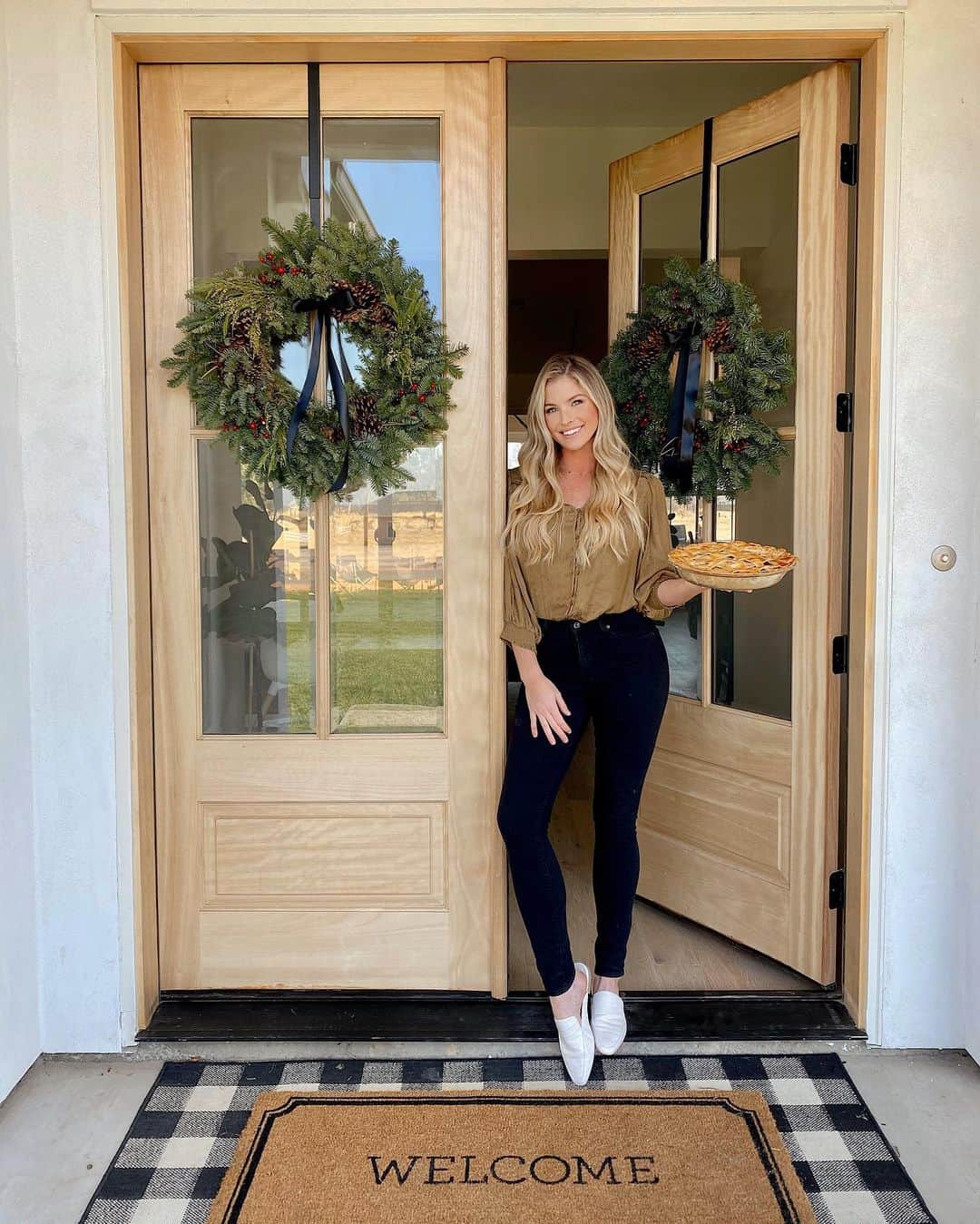 carlyのインスタグラム：「Thanksgiving hosting always has me feeling like a domestic goddess 😅 hope you are all having a beautiful day full of thanks with family 💛 #myhousebeautiful」