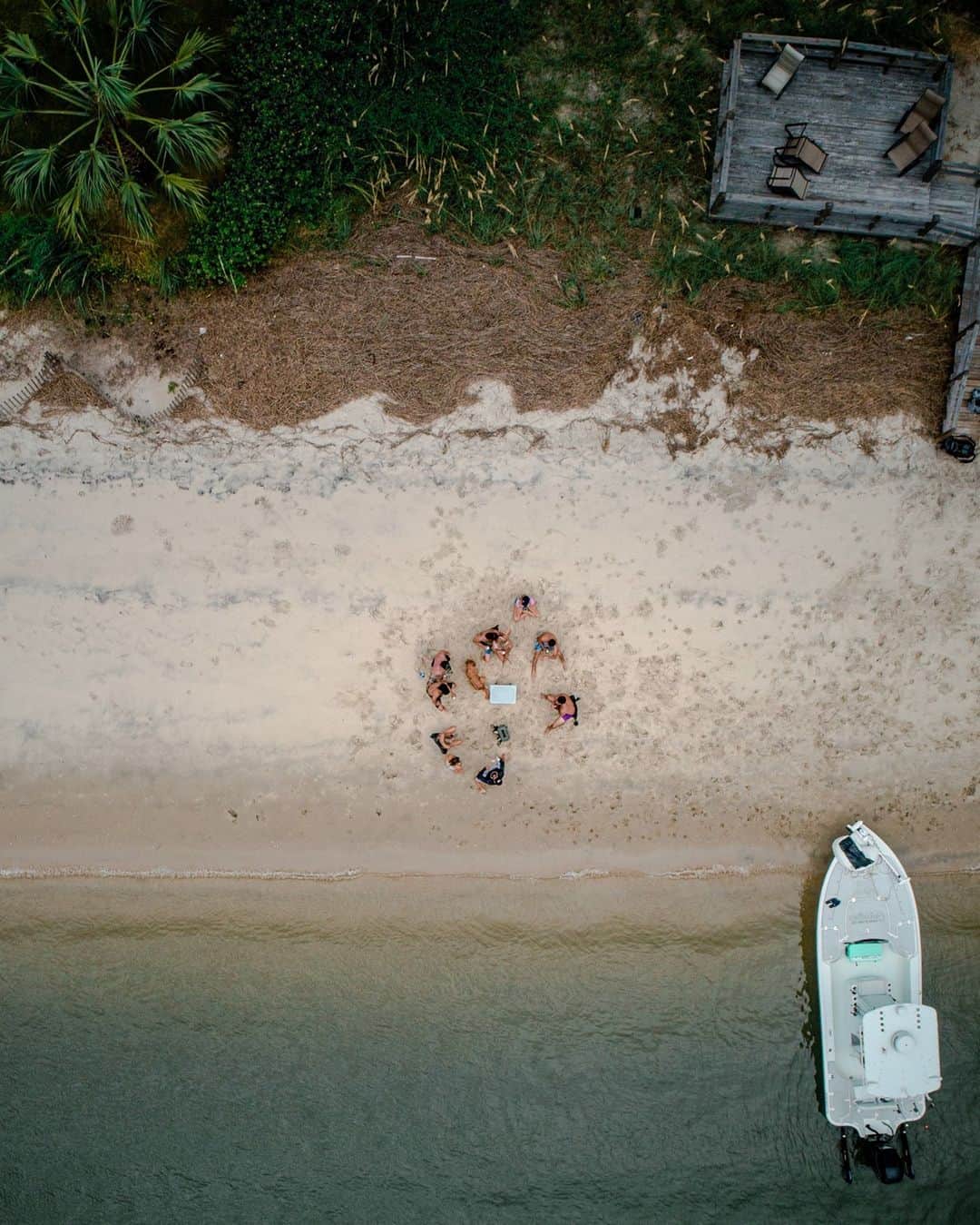 のインスタグラム：「Gathered 'round.  #HappyThanksgiving from our table to yours. 📷: @stephenchristophoto #SeeWhatsOutThere #BornOnTheWater」