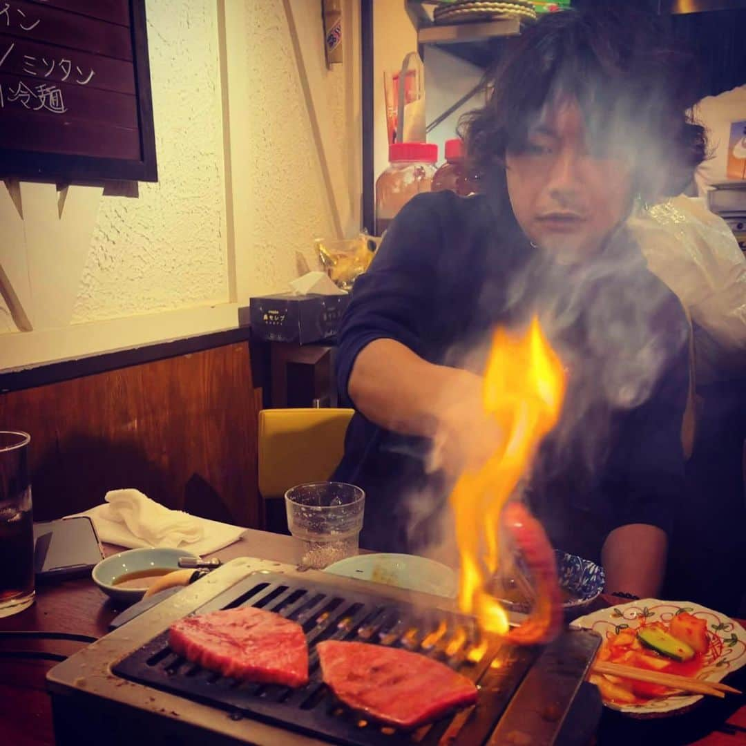 田辺晋太郎さんのインスタグラム写真 - (田辺晋太郎Instagram)「【シャトーブリアン、ハラミ、サガリ、シンシンのタレ肉盛りの破壊力ハンパない！@らいもん】  #らいもん といえば #タン。その後出てくるこちらの #タレ肉盛り  の破壊力が凄すぎる！！  薄切りの #シンシン は焼きしゃぶのように撫でるように温めて卵黄タレに。  #シャトーブリアン も高温で焼きすぎないようにして蒸し焼きのイメージ。フワフワ感を出します。  #サガリ もややフワっと。一方で #ハラミ はガリっと強火で表面を焼き切ります！  焼きのコントラストが大事ですね。  そして一枚100グラムはあろうかという大判 #サーロイン は焼きしゃぶのように焼くパティーンと 片面ガリっと強火で焼くパティーンと二種類で。大根おろしでさっぱりと。  #茹でタン も素晴らしかったなぁ、、、  私も次行けるのはいつかなぁ、どなたか誘ってください、お焼きしますので(^_-)-☆  #肉マイスター #田辺晋太郎 #wagyu #赤坂らいもん  #yakiniku #和牛 #焼肉  #instafood #foodstagram #foodporn #foodphotography #foodie #foodpics #foodlover #foodies #foodblogger #meat #meatrip #meatlover」11月27日 7時24分 - meat_meister_tanabe_shintaro