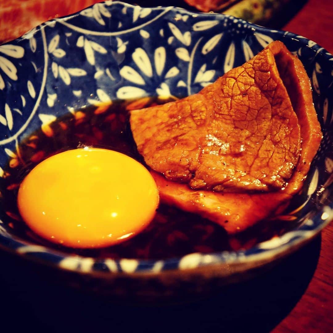 田辺晋太郎さんのインスタグラム写真 - (田辺晋太郎Instagram)「【シャトーブリアン、ハラミ、サガリ、シンシンのタレ肉盛りの破壊力ハンパない！@らいもん】  #らいもん といえば #タン。その後出てくるこちらの #タレ肉盛り  の破壊力が凄すぎる！！  薄切りの #シンシン は焼きしゃぶのように撫でるように温めて卵黄タレに。  #シャトーブリアン も高温で焼きすぎないようにして蒸し焼きのイメージ。フワフワ感を出します。  #サガリ もややフワっと。一方で #ハラミ はガリっと強火で表面を焼き切ります！  焼きのコントラストが大事ですね。  そして一枚100グラムはあろうかという大判 #サーロイン は焼きしゃぶのように焼くパティーンと 片面ガリっと強火で焼くパティーンと二種類で。大根おろしでさっぱりと。  #茹でタン も素晴らしかったなぁ、、、  私も次行けるのはいつかなぁ、どなたか誘ってください、お焼きしますので(^_-)-☆  #肉マイスター #田辺晋太郎 #wagyu #赤坂らいもん  #yakiniku #和牛 #焼肉  #instafood #foodstagram #foodporn #foodphotography #foodie #foodpics #foodlover #foodies #foodblogger #meat #meatrip #meatlover」11月27日 7時24分 - meat_meister_tanabe_shintaro