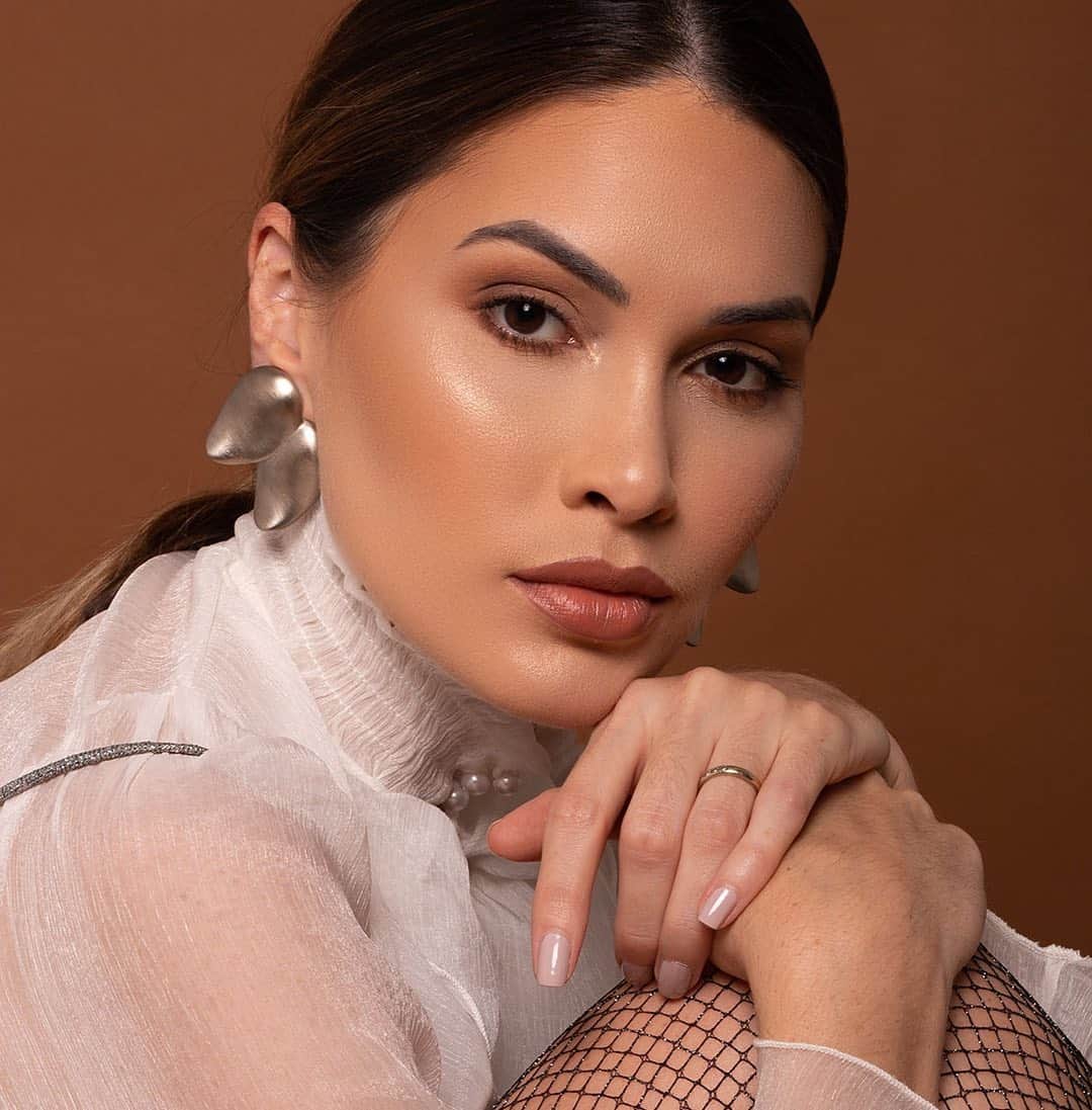 María Gabriela Isler Moralesのインスタグラム：「No, #NoEstásSola 🧡, estamos contigo y eso tienes que recordarlo siempre, sin importar cuáles sean las circunstancias que puedas estar viviendo dentro de tu hogar 🏡.   Ante cualquier condición de riesgo que atente contra tu integridad y ponga en peligro tu vida, seas mujer, niña o adolescente, pide ayuda: la violencia no es tu culpa, nunca lo será 🤚🏼.   Estos tiempos de aislamiento, cuarentena o confinamiento aumentan el estrés, las preocupaciones y las presiones, inestabilidad que contribuye con el incremento de las acciones violentas basada en género.   La campaña #NoEstásSola 🧡, iniciativa social que llevamos adelante UNFPA Venezuela y Cisneros Media, está orientada a promover la corresponsabilidad en la prevención y eliminación de las distintas formas de violencia.  Para mí es muy valioso poder apoyar este tipo de proyectos porque la violencia no distingue grupo social, ni condición, no es un tema que tiene que quedarse en el hogar o que es exclusivo de una pareja. Cualquier mujer, niña o adolescente puede estar en riesgo y todos podemos hacer algo para evitarlo.   Si alguien que conozcas necesita más información, los invito a ver mi último post y visitar la cuenta de @unfpa_venezuela 👉🏼  #CuarentenaNoEsSilencio #NoEstásSola #UNFPAEnAcción #ImpactoSocialCisneros #GabrielaIsler #PintaElMundodeNaranja #GeneraciónIgualdad #16Días  Maquillaje: @theamlook_  Vestuario: @gretallobet」