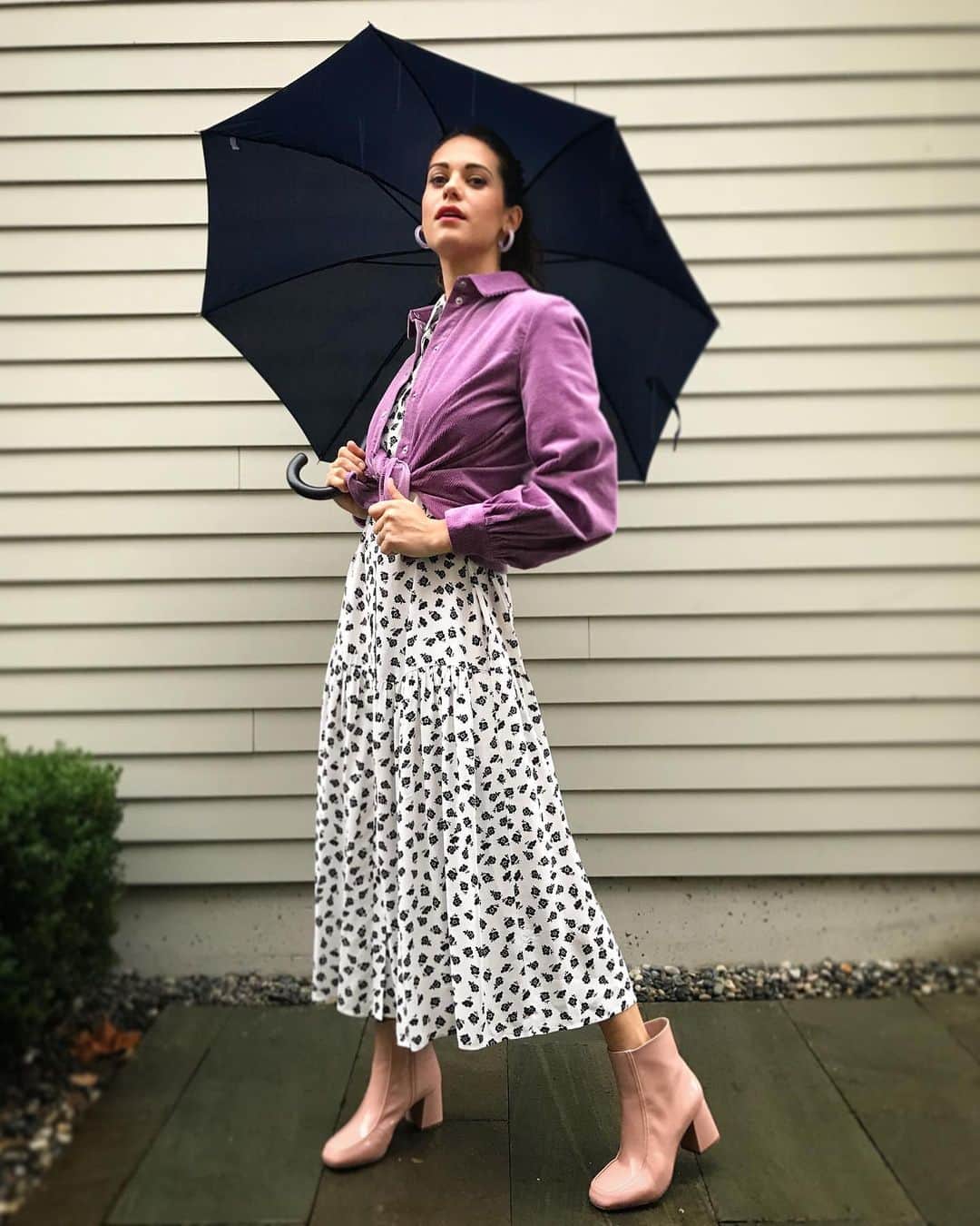 リンジー・フォンセカのインスタグラム：「Happy Thanksgiving!!! Today I’m NOT eating a turkey because that makes me happy. I’m also wearing patent “leather” shoes because that makes me VERY happy ( thanks @bcfootwear ). I’ve also donated to @lakotalaw because that is literally the least we can do on a day like today!!! Here’s more places to donate: @mniluzahancreekpatrol @ndncollective (thanks for your guidance @davidabwilliams) #supportnativecommunities」