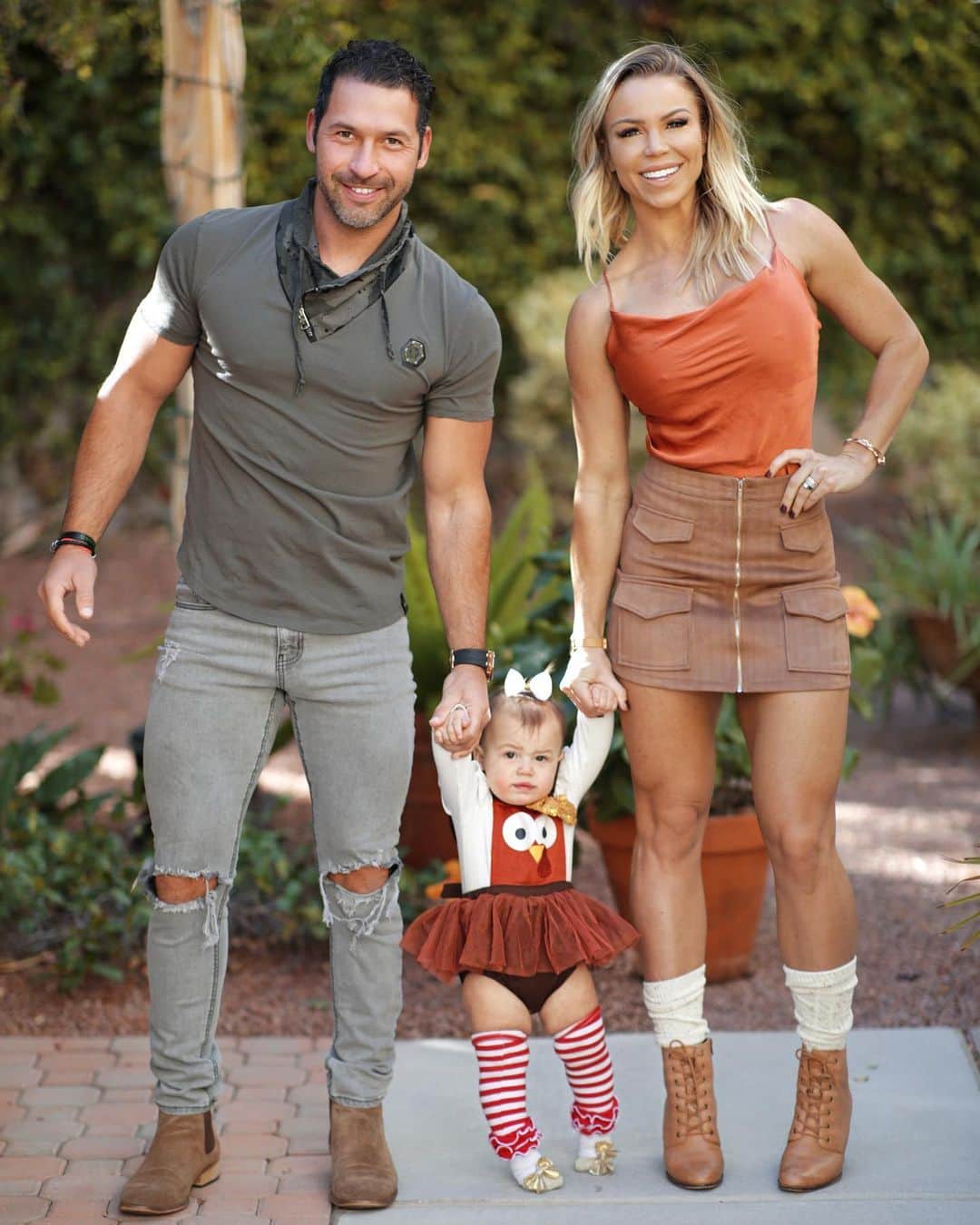 Lauren Drain Kaganのインスタグラム：「H-A-P-P-Y T-H-A-N-K-S-G-I-V-I-N-G  2020 has been quite a trying year but still feeling incredibly grateful for what I do have: my sweet little family @theiobot , @ariaskyekagan , my sister @graceeliza, my sis in law @masha3030 , my sweet little niece @ravenlillylamontagne , my extended family, my clients who make me so proud every challenge, my close friends (you know who you are, crazies), my health, my home, my freedoms, and thanks always to God who brings me blessings and keeps me safe and centered in this crazy world we’re living in. How are you celebrating Thanksgiving? Wishing you all great times with family and friends. 🤎🧡🦃🤎🧡」