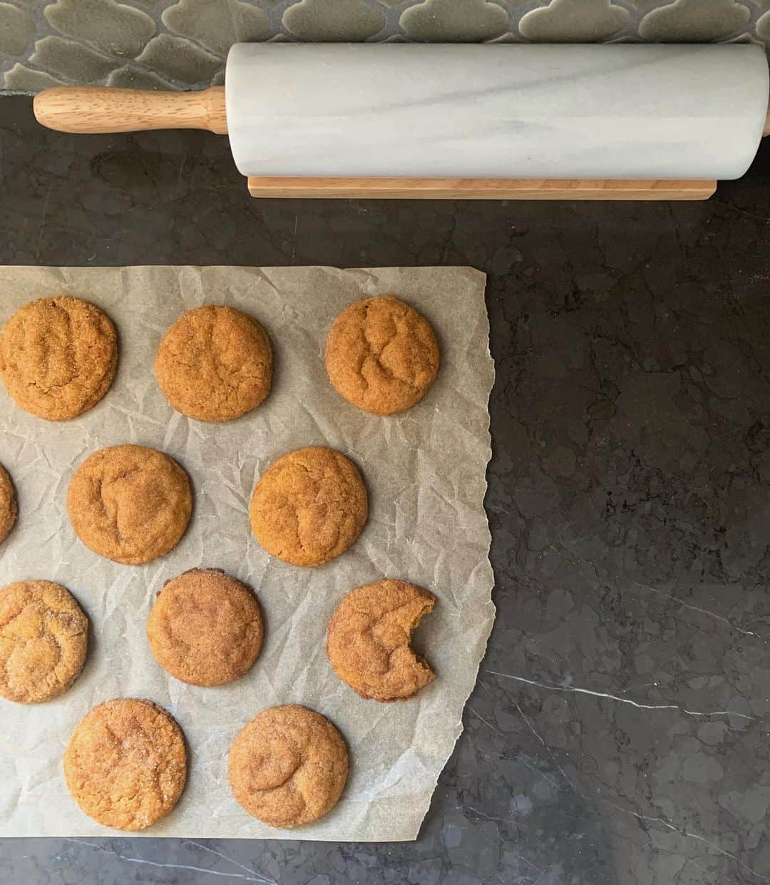 キャシー・ケリーさんのインスタグラム写真 - (キャシー・ケリーInstagram)「pumpkin cheesecake muffins + pumpkin snickerdoodles + dogs in sweaters + feeling bloated before even eating thanksgiving dinner 👍🏼」11月27日 7時32分 - cathykelley