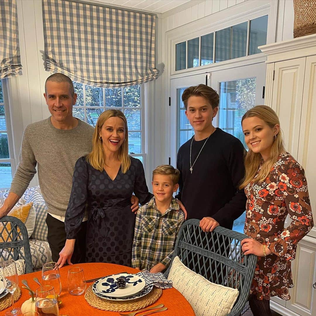 リース・ウィザースプーンのインスタグラム：「Happy Thanksgiving from our family to yours. ✨Feeling very grateful for all the frontline workers, medical workers and people who are caring for others today. And I’m deeply grateful for ALL of you! Sending my LOVE. 🥰🦃🍁🥧❤️」
