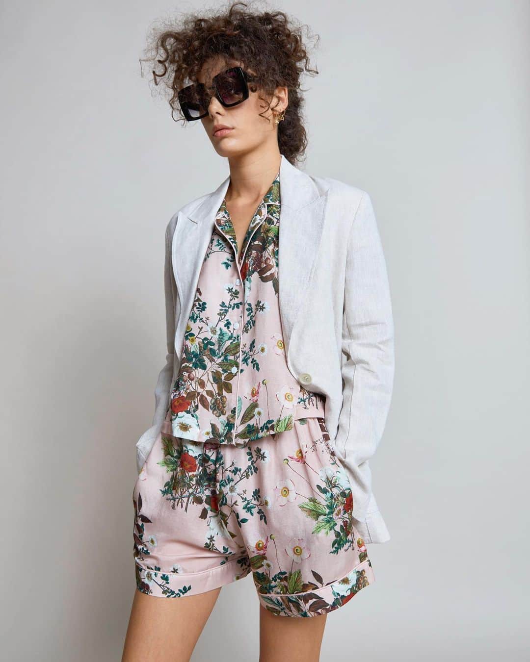 カレンウォーカーのインスタグラム：「Friday dressing.. a few Papinelle x @karenwalker PJs have just been restocked. Be quick; this is the final release as we’ve used all of the remaining Love Letter floral silk cotton. karenwalker.com」
