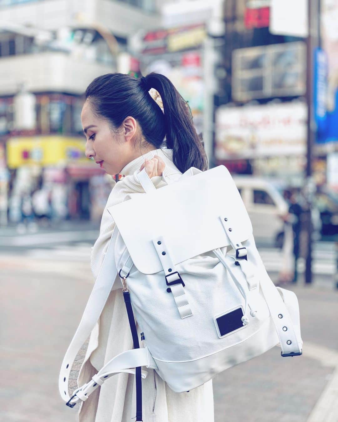 芥川舞子のインスタグラム：「. . . BLACK FRIDAY.  スウェーデン製bag @gastonluga とのコラボレーション企画です。 本投稿をご覧になった方に限り、お安くご購入頂けます。  しかもブラックフライデーと重なる11月30日までの期間は、下記クーポンコード使用で最大30%OFF。  バックパックにはカードケースも付くのですが、これが何気に嬉しいです☺️(写真2枚目)  ----------  ◆購入はこちら @gastonluga  または http://gastonluga.com より  ⚠️下記クーポンコードをお忘れなく⚠️ 10%offディスカウントコード: 　maikoGL　(期限なし)  #クーポン割引とプレゼントがもらえるのは公式ストアのみ #送料無料　 #返送料無料 #国内配送 #GastonLuga  #ガストンルーガ  #バックパック  #blackfriday」