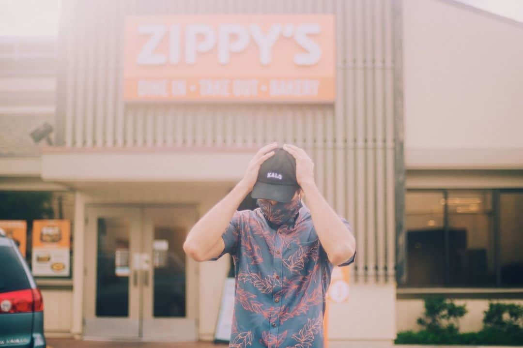 Zippy's Restaurantsのインスタグラム：「Aiya! We apologize for the long wait times and long lines at our locations today. We’re trying to expedite orders safely and as soon as possible. Sorry again. Thank you for supporting local as well as your patience and understanding.」