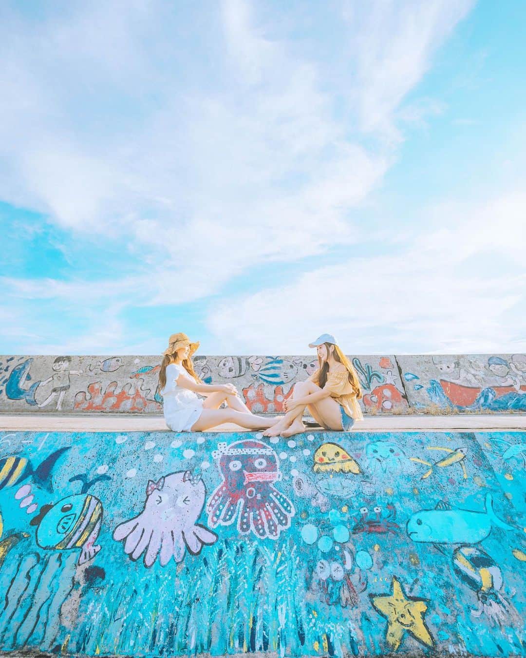 のインスタグラム：「☀️ 🐙🐠🐚⭐️🦀  沖縄が恋しいなー🥺 早くまた沖縄に行ける日が来ますように☺️  🌸  🌸 🌸   ・  #daily_photo_jpn  #team_jp_ #IG_PHOS#japan_daytime_view#ポートレート #被写体 #genic_mag#instagram#IGersJP #retrip_nippon #hubsplanet  #カメラ女子 #カメラ好きな人と繋がりたい #s_shot #ファインダー越しの私の世界 #genic_japan #tokyocameraclub #awesome_earthpix  #タビジョ#art_of_japan_ #hellofrom #ビジョビ #whim_member #earth_portraits #石垣島 #japan_of_insta#retrip_nippon #写真撮ってる人と繋がりたい#gpw_members_only」