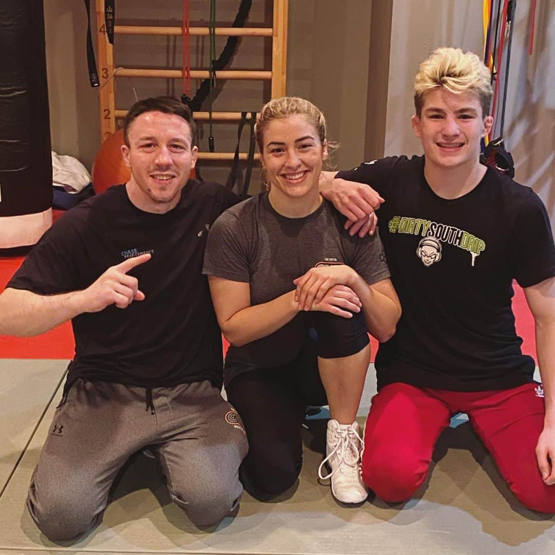 ヘレン・マロウリスのインスタグラム：「Thankful to burn some calories this morning before a Thanksgiving meal. Great training with @jmo_133 and @meyer_shapiro .. p.s Congrats Meyer on your Journeyman victory this past weekend 💪」