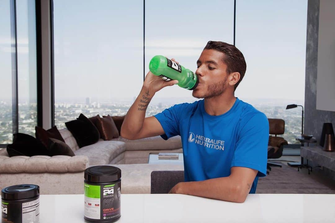 ジョナタン・ドス・サントスさんのインスタグラム写真 - (ジョナタン・ドス・サントスInstagram)「Thankful to be part of the @herbalife_usa family! What are you thankful for this year? #HerbalifeNutrition #HerbalifeUSA #SponsoredAthlete」11月27日 8時01分 - jona2santos