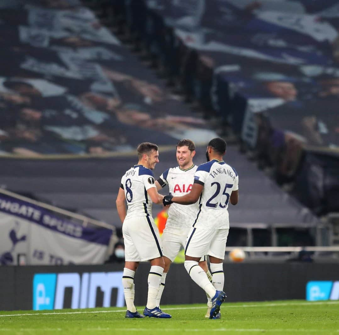 ベン・デイヴィスのインスタグラム：「Always an honour to wear the armband 💙 Congrats on the debuts lads @alfie_whiteman @harveywhite48 @danescarlett9」