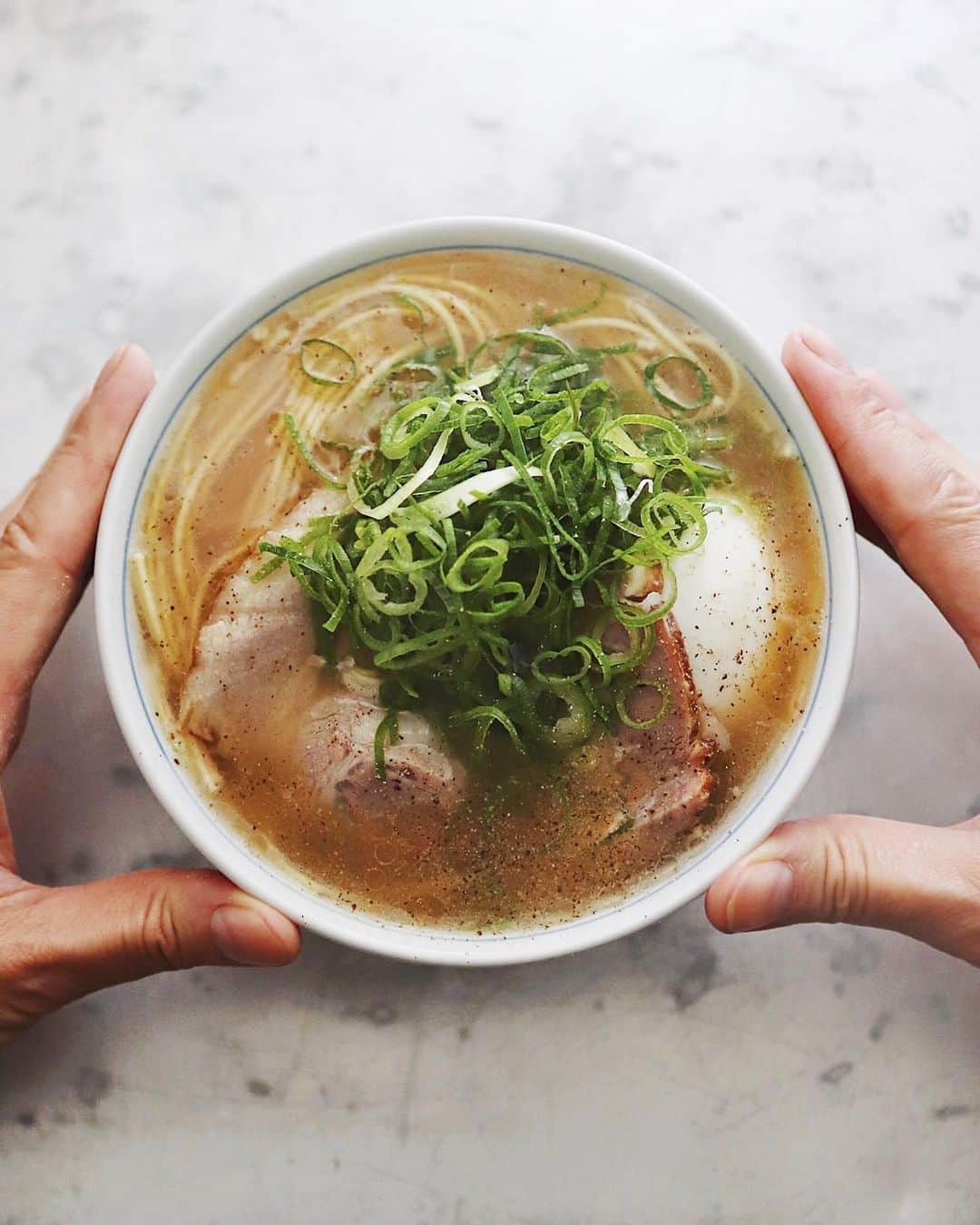 樋口正樹さんのインスタグラム写真 - (樋口正樹Instagram)「Ramen 🍜 . お久しの朝ラーメン。 棒ラーメンを使って ネギ、チャーシュー、 卵をトッピングして、 冬のアツアツ美味し。 . . #ラーメン #朝ラー #朝ラーメン #家ラーメン #マルタイ #マルタイラーメン #棒ラーメン #ネギラーメン #即席麺 #拉麺 #棒ラーメンカスタマイズ #ramen #ramennoodle #noodle」11月27日 8時21分 - higuccini