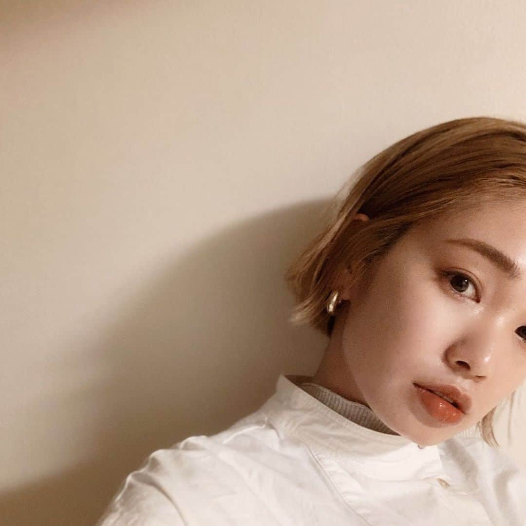 のインスタグラム：「・ 朝から顔面失礼致します。 質問あったのですが、 シャドーの感じ伝わるかな🥸 ・ 小粒eyeなので少々濃くしてもなんともない🧏🏽 まーでもたまに5分で終わるメイクなので、薄い。笑 ご紹介するほどでもないんですが🥸 ・ 眉マスカラは最近マスカラです🧏🏼‍♂️ ・ いつも電車でポストするんですが、 顔面は特に周り気にしちゃう🥸笑 ・ #ungrid#ungridコーデ #ungrid_official  #coordinate#outfit#OFFday #私服#ハイトーンショート#ミニボブ」