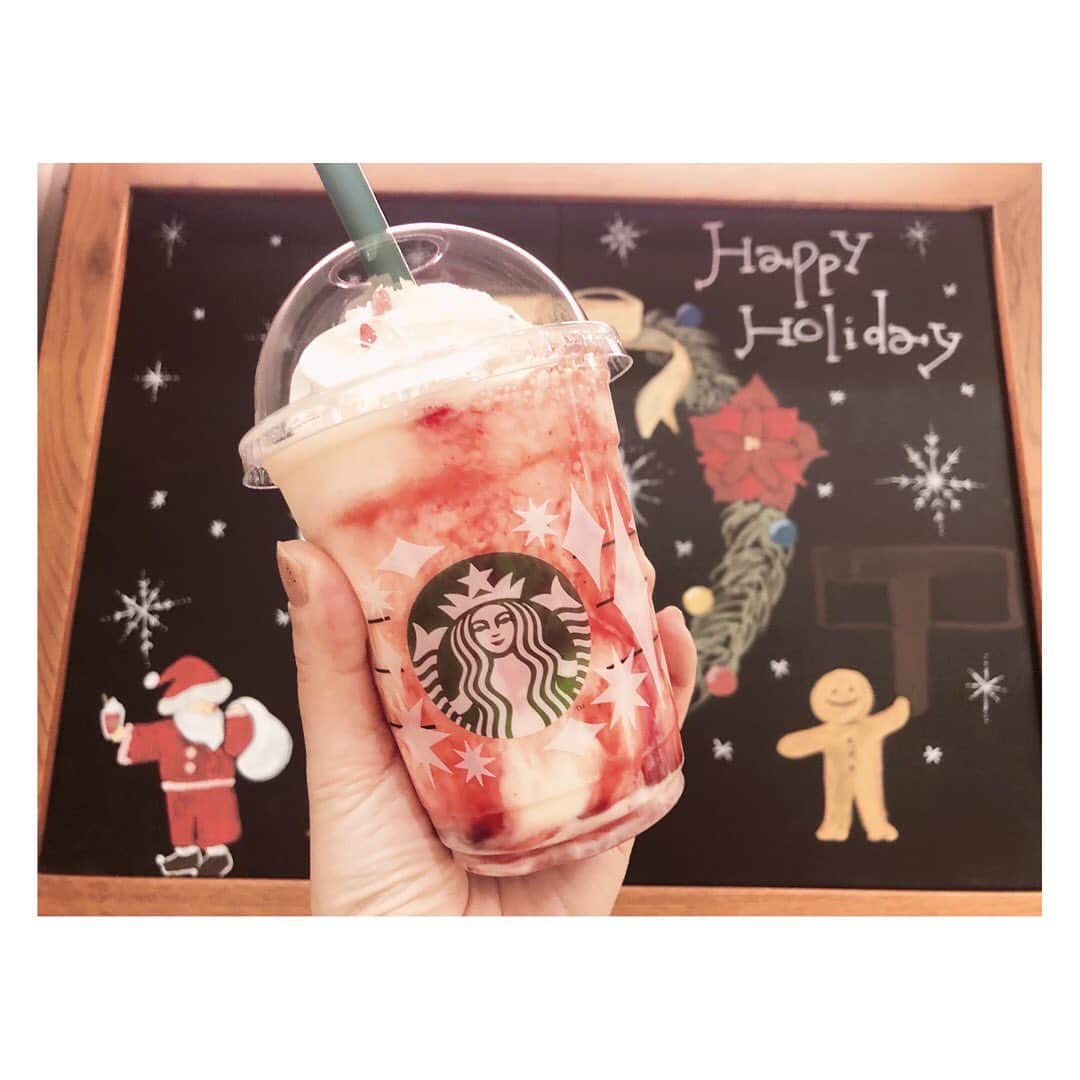 小河結香のインスタグラム：「いつものスタバ🎄🥤💕 イケメン店員さんがいつも メッセージ書いてくれる😍 スタバのバイト君ってみんな お洒落大学生って感じで素敵✨ #スタバ #スターバックス #スタバ女子 #新作スタバ #期間限定 #イケメン店員 #マカダミアトフィーラテ #ベリーベリーレアチーズフラペチーノ」
