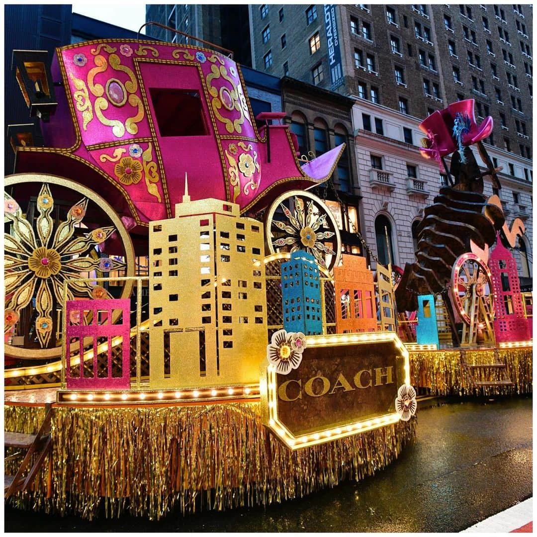 コーチさんのインスタグラム写真 - (コーチInstagram)「Thanksgiving mission: spreading joy and sharing gratitude. Direct from our hometown of NYC, an up-close look at our fantastical #MacysParade float. #CoachNY」11月27日 8時19分 - coach