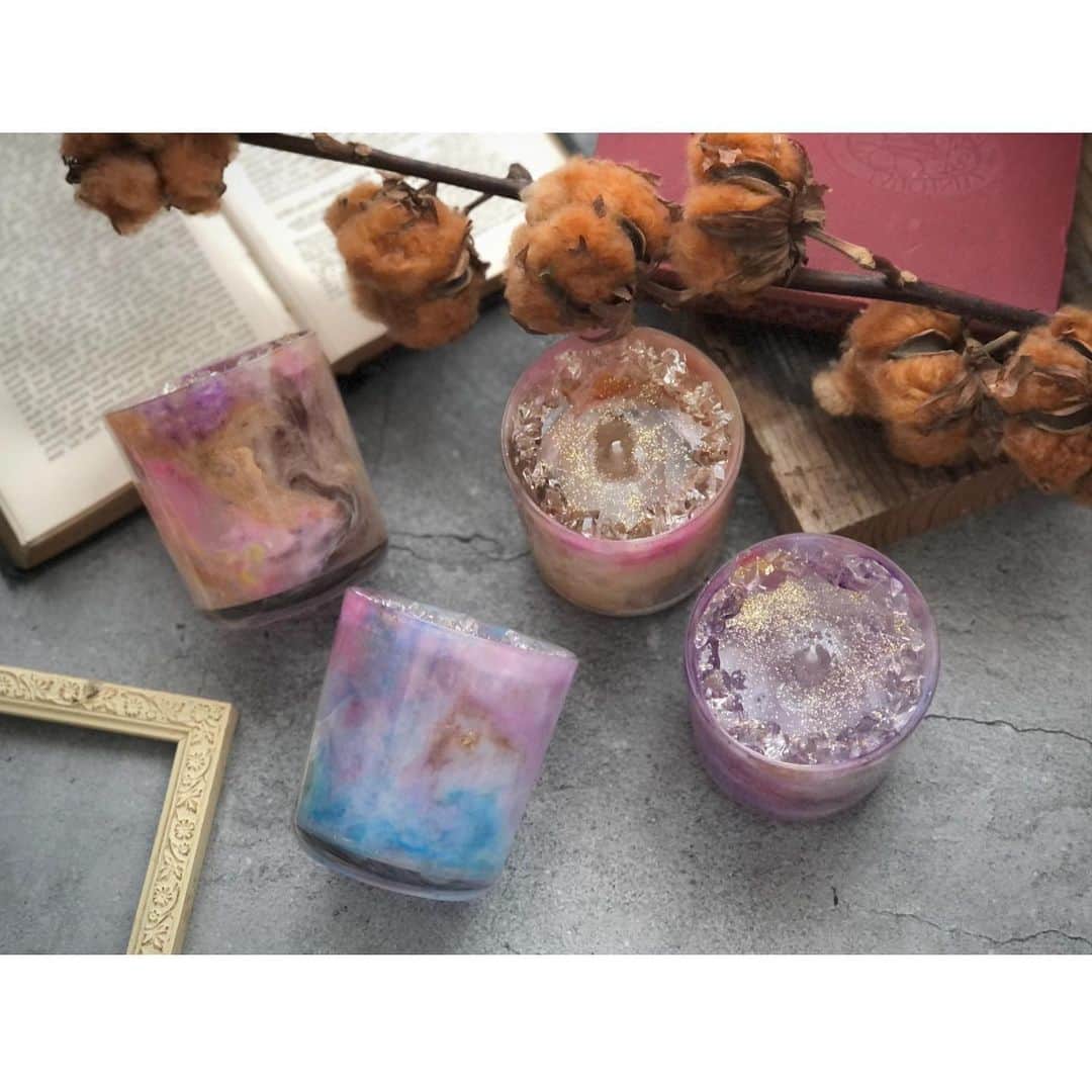 Re.ewalu(ﾚｳﾞｧﾙ)~Life of akari~さんのインスタグラム写真 - (Re.ewalu(ﾚｳﾞｧﾙ)~Life of akari~Instagram)「𓏙𓏙  ⍋ 納品用の作品 ⍋ Design Candle "tie-dye"  ・ ・  香り Darjeeling / lavender / Dahlia / Lilly  ・ ・  こちらは岡山へ送ります𓂃𓈒𓂂 @tsutayabookstore_okayamaekimae 様  ・ ・  淡めのトーンに 大人カラーを混ぜ込みました𓊮  どの色合いも 自分的には好きです☻  ・ ・  ━━━━━━━━━━【information】━━━━━━━━━━━━ 〔Contact〕 ✔︎オーダー依頼・Lesson問合せ・お仕事依頼 🔝HP➪contact・Instagram DMから☺︎︎  〔Candle Lesson〕 Open→火・水(土or日) ✔︎Lessonのご予約は 🔝HP➪contact・Instagram DMから☺︎︎  〔Movie Lesson〕 FANTISTにて動画レッスン公開中ఌ 🔝HP➪Movie Lessonより  ⬇︎今後の動画Lesson公開予定メニュー⬇︎ ✔︎Marblepop gel Candle ✔︎Aroma Candle "treatment"  〔Shop ᴥ︎ Event〕 ✔︎Select shop : DAISY'S DELI 様 湘南エリア藤沢 ✔︎12/13〜12/26 岡山POPUP 　TSUTAYABOOKSTORE岡山駅前店 委託販売 ✔︎12/14〜12/29 京阪モール京橋店 委託販売 ✔︎12/16〜12/15 京都高島屋 1階　委託販売  ━━━━━━━━━━━━━━━━━━━━━━━━━━━━━ #botanicalstyling #candles #サスティナブルな暮らし #無機質 #野球女子 #キャンドル #川崎キャンドル教室 #習い事サロン #ひとり暮らし #空間美學 #蜡烛 #暮らしを整える #JCAキャンスタ #蜡烛工艺 #川崎 #癒しの時間 #양초만들기 #촛불 #보타니칼촛불 #男前インテリア雑貨 #メンズライク #ホワイトインテリア #ボタニカルキャンドル #大人の趣味 #クリスマスキャンドル #ホワイトクリスマス #クリスマスマーケット #タイダイ柄 #岡山駅前」11月27日 8時19分 - re.ewalu_candle