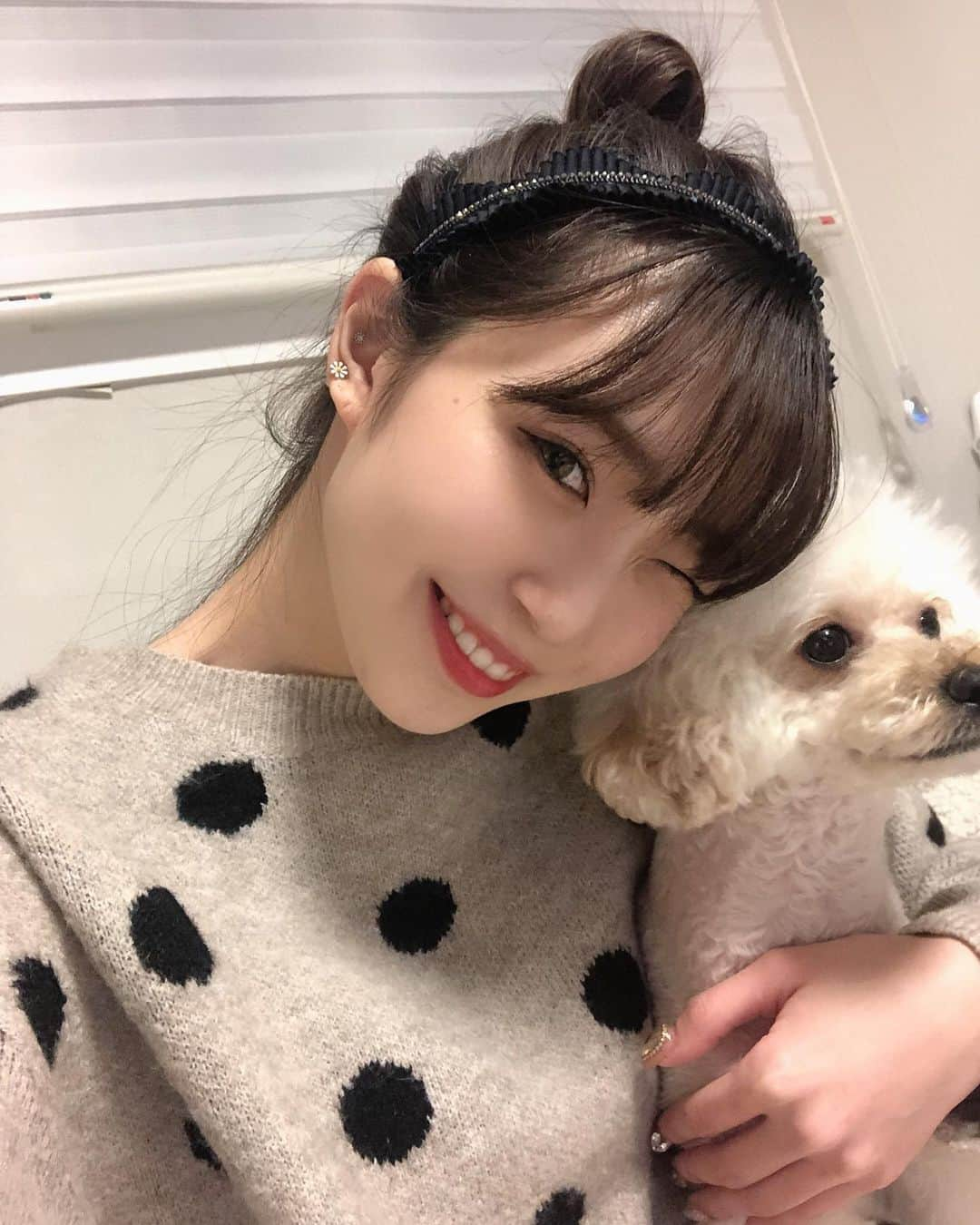 ももなさんのインスタグラム写真 - (ももなInstagram)「犬より目立ちすぎやろ自分 友達の犬めたんこ可愛くて帰りたくなかった けど犬より目立ってる自撮り載せる自分 #おるおる#すんません#애는#멍멍#나는#모모#😅 #載せて2秒でアーカイブする奴」11月27日 8時31分 - momoonaaa