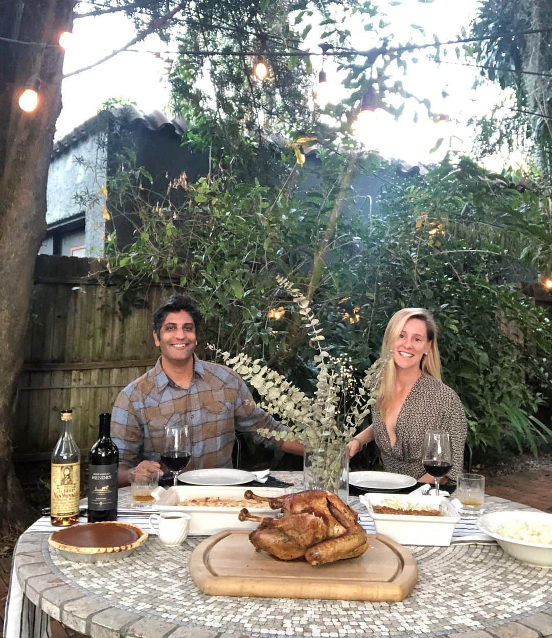 アリソン・リスクのインスタグラム：「only good thing about Rona & not being able to be with our family right now is that I can wear this deep V at our dinner table🤣happy thanksgiving, you turkeys!🦃🍽」