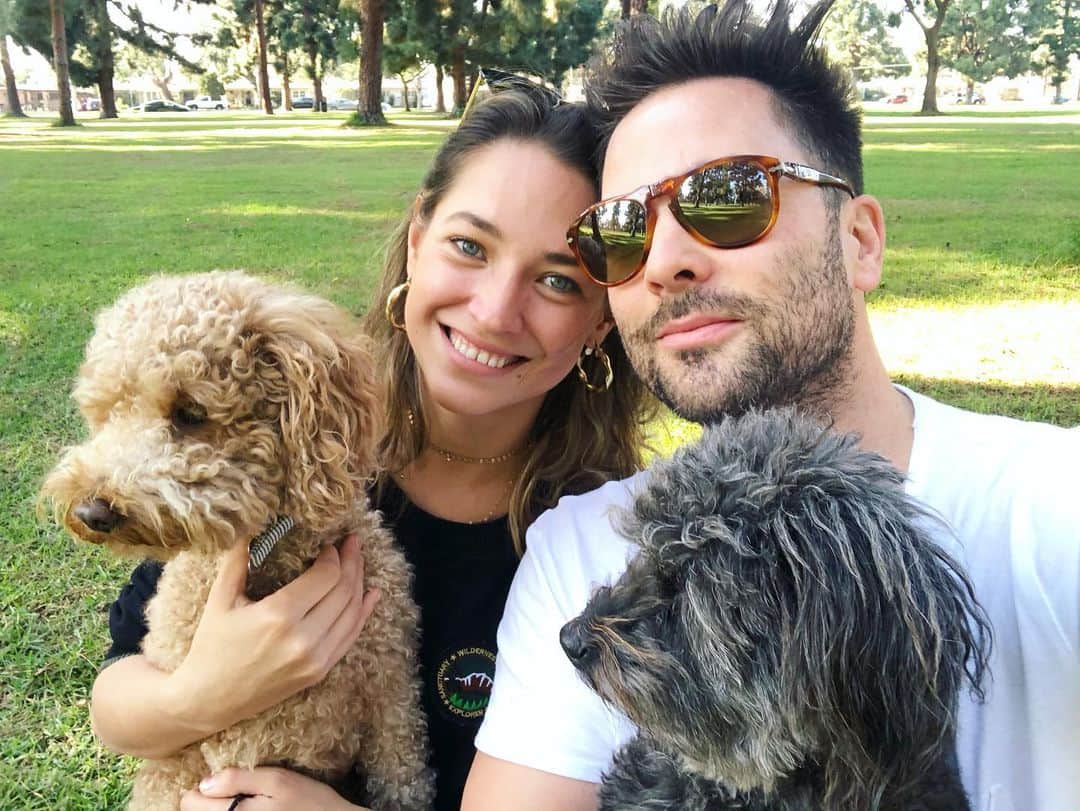 Samuel Lippkeのインスタグラム：「Happy Thanksgiving friends. So much to be grateful for even in one of the hardest years on record. Today we took the puppies to the park and got out all our energy chasing squirrels, now to make our feast. Sending love and happiness to each of you, - #thelippkes 🍁🦃🤘🏽🙏🏽」