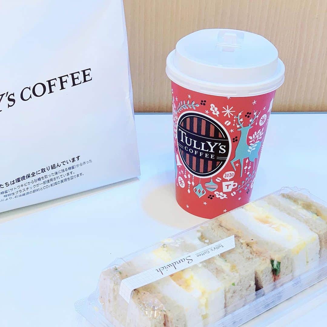mariomi324のインスタグラム：「#マスカルポーネティラミスラテ ☕️ と#サンドイッチ 🥪 クリスマスだなぁ🎄🎅🏻🎁 ♡ ♡ ♡ ♡ #タリーズ #タリーズコーヒー #ホリデーカップ #ホリデードリンク #ホリデーシーズン #お茶の時間 #ランチタイム #ママのご褒美 #タリーズ新作 #ブレイクタイム #teatime #coffeetime #lunchtime #caféaulait #カフェ巡り #東京カフェ巡り #横浜カフェ巡り #カフェ部 #tullys #tullyscoffee #drinks #cafetime #cafestagram」