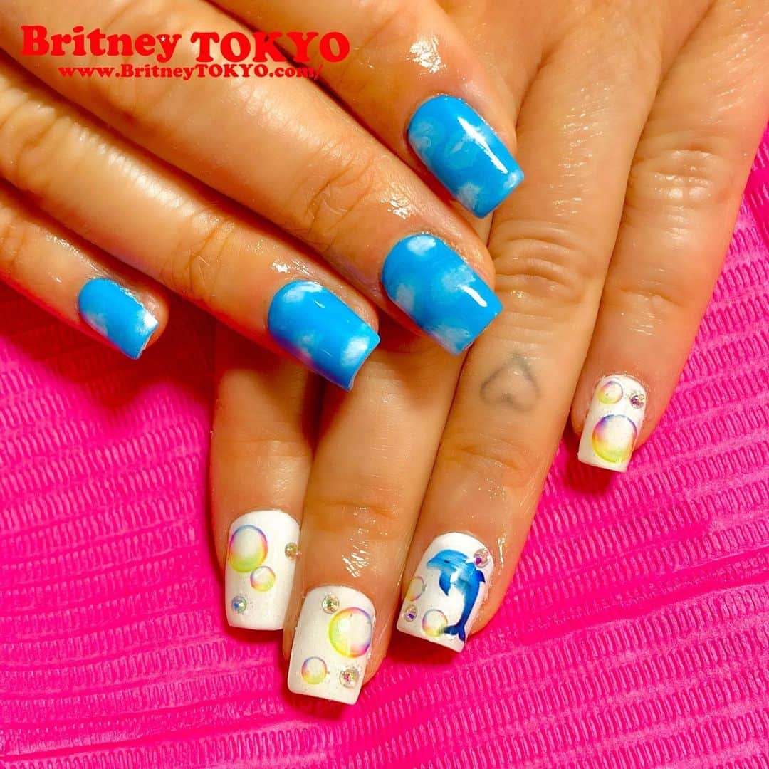 Britney TOKYOさんのインスタグラム写真 - (Britney TOKYOInstagram)「🐬💘   #nailart #nails #fashion #art #britneytokyo   Photo by @trixystarr ✨🦄」11月27日 8時40分 - britneytokyo