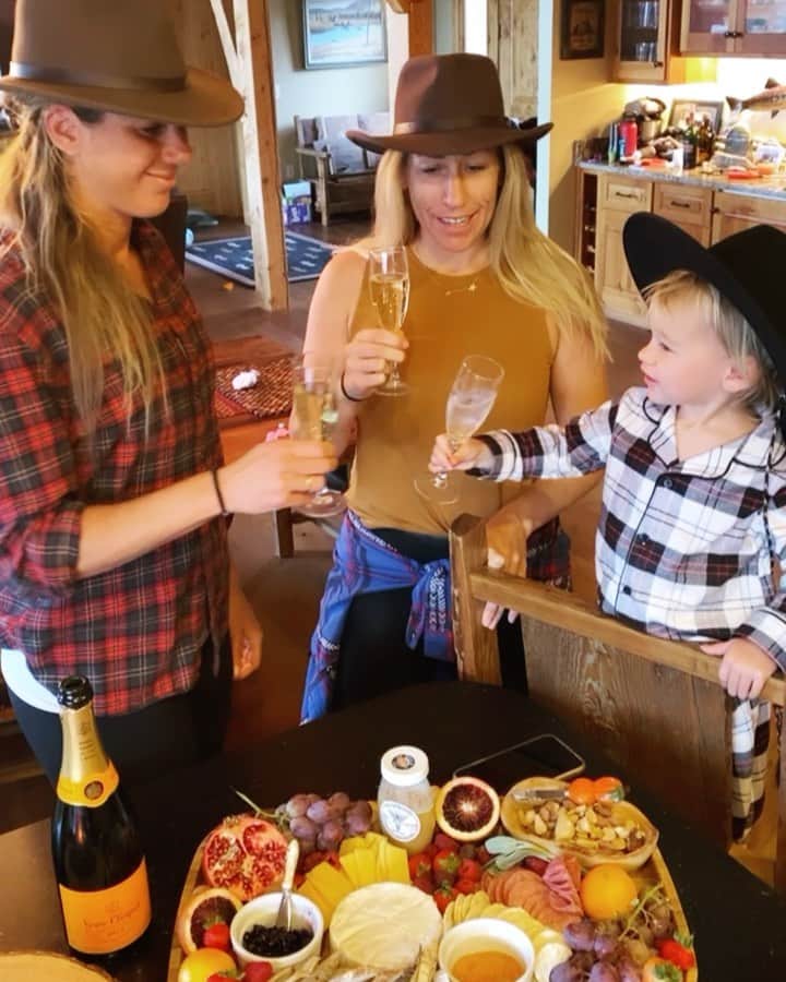 エイプリル・ロスのインスタグラム：「Cheers from a couple of Califontanan turkeys 🦃🥂 Grateful for you all and praying you have a thankful Thanksgiving 🙏🏼」