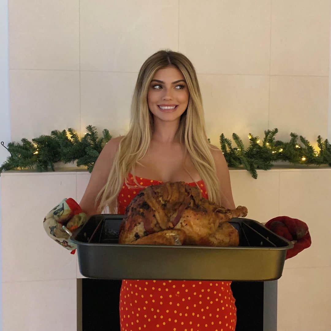 ケルシーのインスタグラム：「happy birthday @oliviaobrien made u this turkey」
