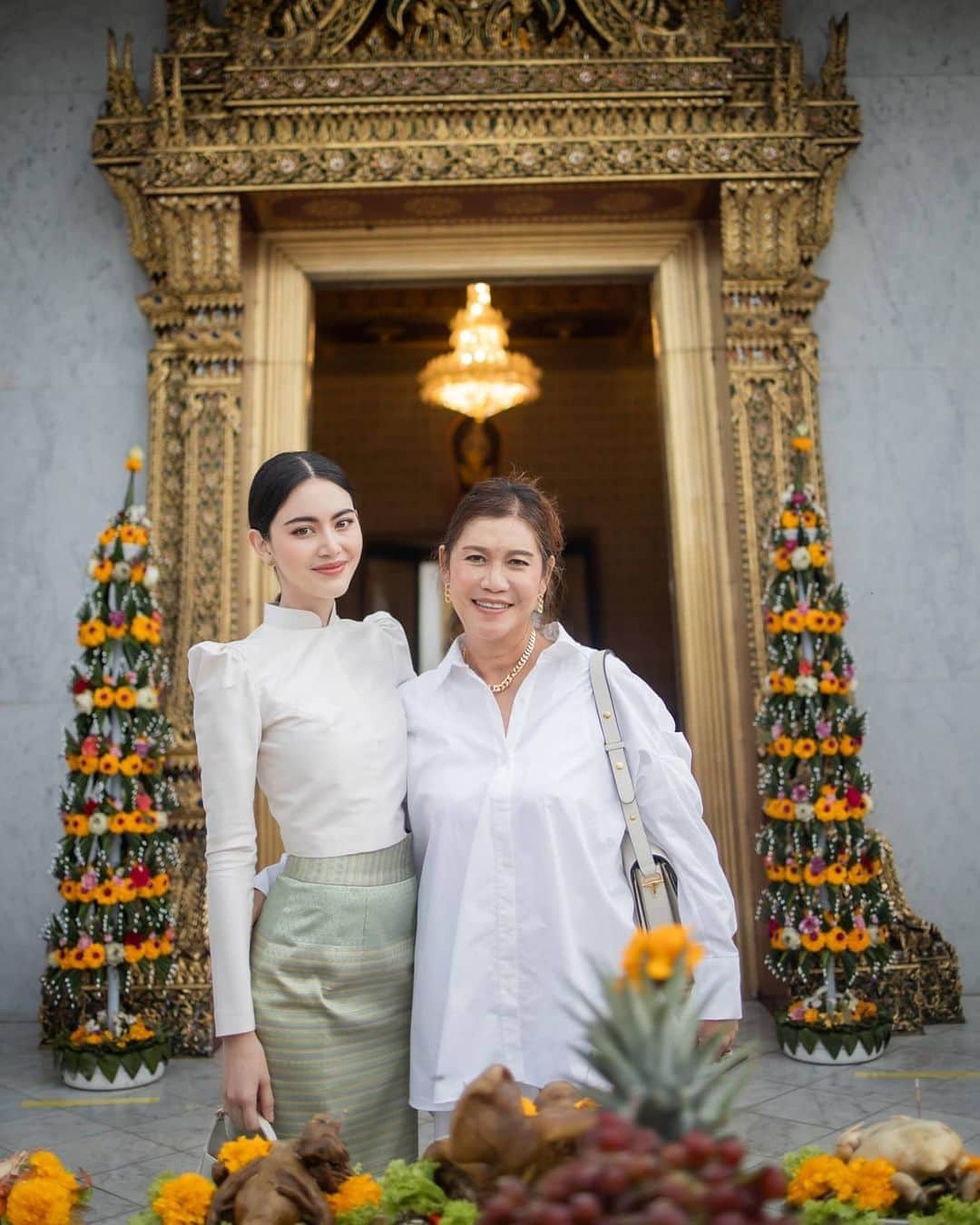 マイ・ダーウィカーのインスタグラム：「Happy Birthday to my mom  @mommy.muay ❤️ สุขสันต์วันเกิดนะคะแม่...วันเกิดแม่ปีนี้ลูกขอให้แม่มีความสุขมีแต่รอยยิ้ม....💕 ภูมิใจที่ได้เกิดมาเป็นลูกของแม่นะคะรักแม่ที่สุดในโลกกกก❤️ ปล.จะนํ้าหนักขึ้นให้2โล5555」