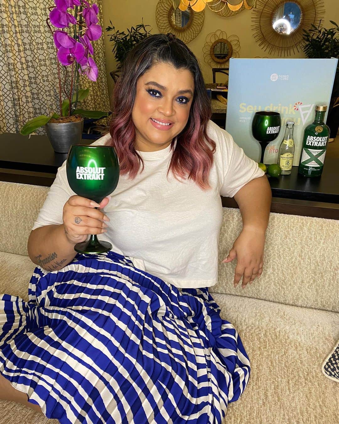 Preta Gilのインスタグラム：「Esse momento é meu!! Hoje vai rolar o episódio de @absolutbrasil no @barabertobr e eu já tô que? Prontíssima!  Tô doida pra saber qual será o desafio!  Eu já tenho algumas pistas, mas, ó, segura o spoiler hein!  É hoje, às 23h30! Aproveita o meu cupom PRETA20 no @drinksandclubs com 20% de desconto e já começa o esquenta por ai! #BarAberto #Bebacommoderação」