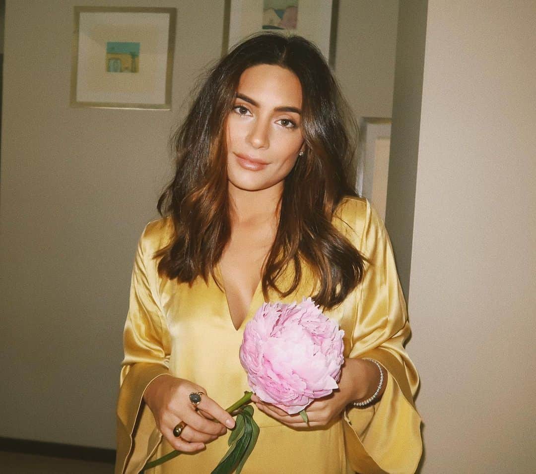 Ana Brenda Contrerasのインスタグラム：「A grateful heart is a magnet for miracles 💛 un corazón agradecido es un magneto de milagros y yo quiero confiar por que todos nos merecemos cosas bonitas 🍁 happy thanksgiving  Agradecida hasta la médula por lo aprendido este año 💋  Vamos para adelante ✨」