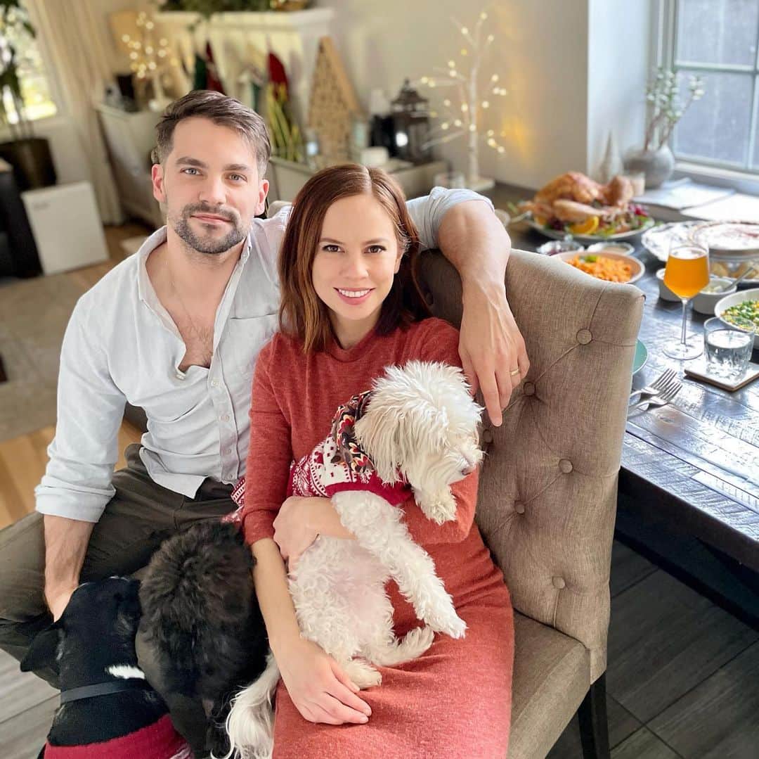 ブラント・ドーハティのインスタグラム：「2020 was nothing like what I thought it would be... but there’s still so much to be thankful for. This year I’m thankful for my beautiful wife, our crazy doggos and this feast 🤤 @kimdaugherty_」