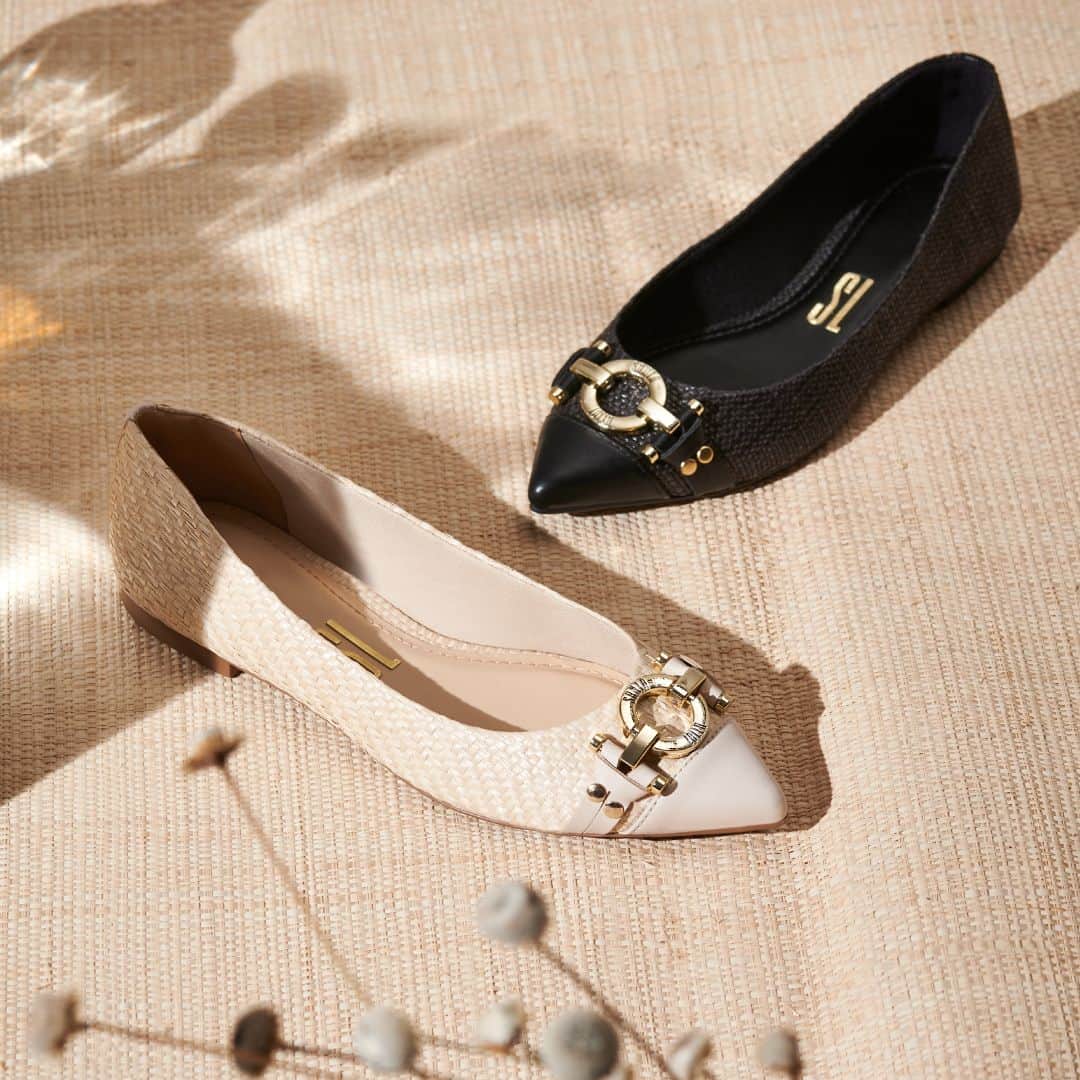 Santa Lollaのインスタグラム：「A sapatilha com o toque natural da palha contrasta com o detalhamento em metal dourado. Por um verão elegante e muito confortável! [ R$149,90 cada ] #santalollaverao21 #newnatural #pointedflats」