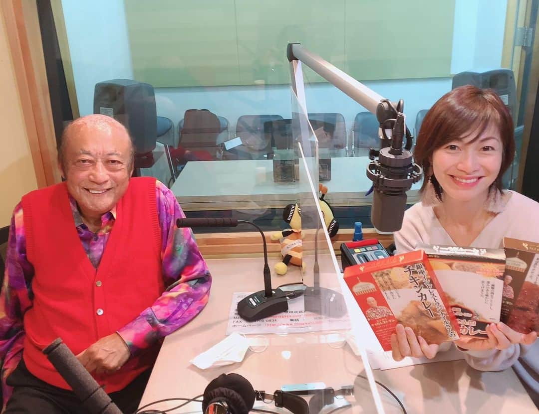玉城ちはるのインスタグラム：「【今週からのゲストはナイルレストランのＧＭナイルさん】  とにかく元気！笑笑 声の張りが違います！また沢山の女性を泣かせてきたというだけあって 事あるごとにラジオの収録中に褒めて(口説く？笑)くださいました笑笑  そして今回はナイルレストランのカレー3種類を2名様にプレゼントです！ぜひラジオを聴いてメッセージください。  FM世田谷 「玉城ちはる　心の参観日」  毎週土曜日 午前10時～午前10時半  パーソナリティ 玉城ちはる  ネットラジオでも お聴きいただけます。 https://t.co/eYmy12GdzJ」