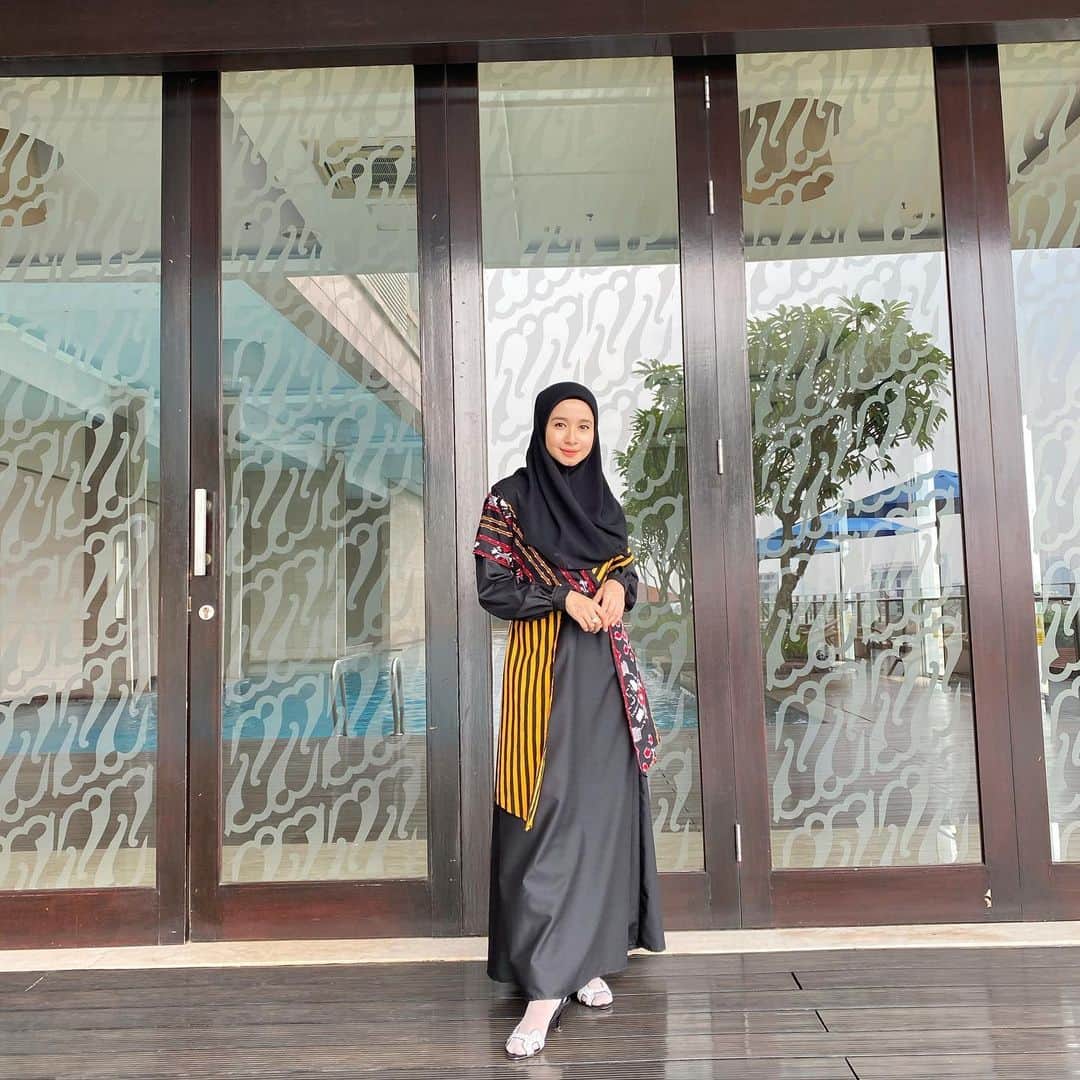 ラウディアシンシアベラのインスタグラム：「Masya Allah.. Setiap hari gak ada habisnya mengucap syukur masih diberi kesehatan dan kenikmatan untuk bisa tetap produktif di masa pandemi. Alhamdulillah 🥰  Aku sehari-sehari sekarang lebih nyaman pakai gamis, apalagi yang modelnya juga super cantik dan adem saat dipakai. Salah satunya koleksi dari @batikkampus ini.  Lebih seneng lagi karena ujung lengannya pakai kancing, jadi memudahkan kita kalau wudhu.  Dan friendly juga nih buat busui karena rislesting depan.  Kalau kalian gamis favorit kalian gimana? 🤍」
