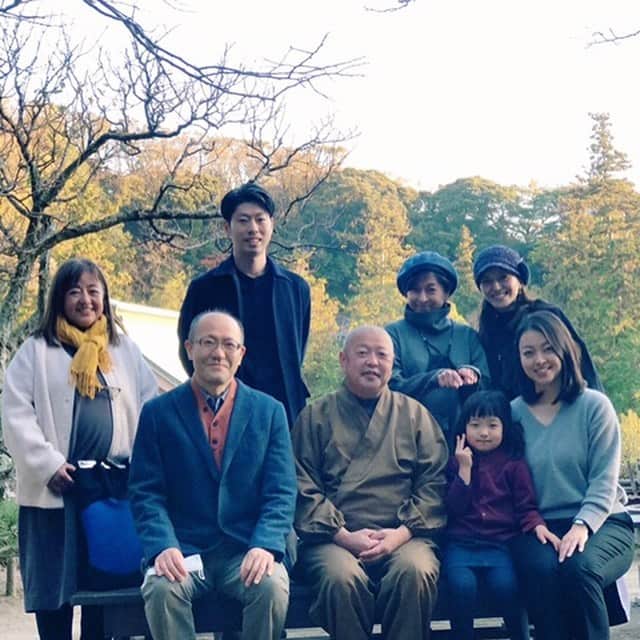 岡まゆみさんのインスタグラム写真 - (岡まゆみInstagram)「「山紫水明」中島瞻風先生の書。北鎌倉円覚寺にて、般若心経を唱え心鎮め書道のお稽古。美しい自然も健康な心とからだでいなければ、素直に愛でることはできない。どうぞお身体大切にして、のびのびと笑い肩を叩きあう日が来ますように！#北鎌倉円覚寺＃書道#中島瞻風先生#鉢の木お弁当#たねや#静岡もなか#紅葉#山紫水明#岡まゆみ」11月27日 9時20分 - okamayumidesu