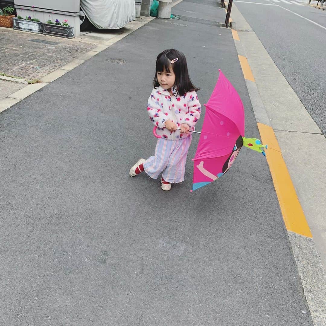 小松美緒のインスタグラム：「どんなところでも　 写真撮られるのわかったら　 プリンセスポーズ👸✨　  　　 最近はパパに　毎日のように 王子様になぁれ💕ってお願いしてる　 おこと。 でもね、パパは王子様系のルックスじゃないよ、笑」