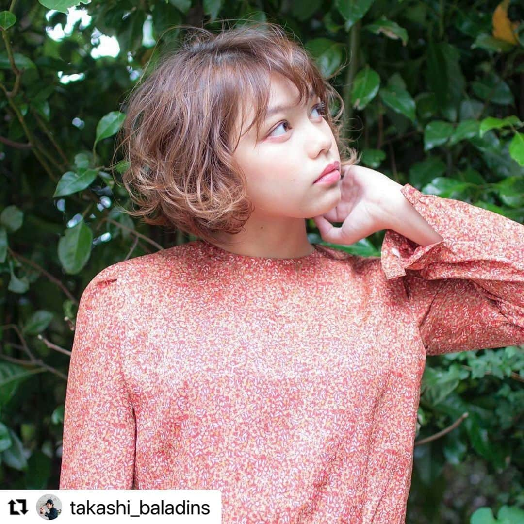 THROW 【スロウ】さんのインスタグラム写真 - (THROW 【スロウ】Instagram)「#Repost @takashi_baladins with @make_repost ・・・ かわいい。ただただかわいい。  前回の撮影ロケもしました！！ 土曜日日曜のご予約もお待ちしています！  ご予約はお早めによろしくお願います！！↓↓↓↓↓↓↓↓↓↓↓↓↓ ・ 詳細はDM📩もしくは app@lesbaladinsdumiroir.com📩 から詳細を送らさせていただきます⭐️ ・ 🕛〜営業時間〜🕒 月曜日〜金曜日10時〜21時 土曜日・日曜日・祝日10時〜19時 早朝ヘアセットは7:15~受付可能 🗼〜場所〜🗼 ・ 横浜市西区北幸1-5-3 アーバンヨコハマビル７F ・ 横浜駅ブルーライン9番出口徒歩2分、JR横浜駅徒歩4分、東急東横線、みなとみらい線、京浜急行 ・ ・ ・ ⭐︎簡単にゆるふわを再現ができる ⭐︎持ちの良いカット技術 ⭐︎髪型で褒められたい ⭐︎ヘアカラーで透明感を出したい 毎日が楽しめる髪型にしてほしい ・ ・ 是非バラディンズに任せてください✴️ スタイル提案を1番大切にしております‼️ 髪型で毎日が楽しくなるような願いを込めて担当させていただきます‼️ ・ ・ 必ず可愛くします☺️ 楽しみにしてバラディンズへ お越しください⭐ お待ちしております☺️❣️ ・ ・ #スロウカラー #throwcolor #外国人風ヘアー  #グレージュ  #ショート  #ベージュカラー #透明感カラー  #ショートヘア #ハンサムショート #ジョンコナーショート  #ヘアスタイル#ヘアカタログ #大人女子 #古着女子  #good_portraits_world  #横浜美容室 #美容室横浜 #横浜  #cyanmagazine #maclipstick #素肌メイク  #バラディンズ #미용실 #헤어어레인지 #시스루뱅 #髮型 #日系髮型 #頭髮安排」11月27日 9時22分 - throwcolor