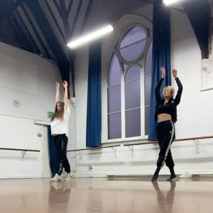 Mali-Koa Hoodのインスタグラム：「I had two days to work with my movement sister @darcyjaynewallace before the Hunger video. She also choreographed Dancer. I’ve had so much fun exploring that side of things this record and ticked so many dream boxes. This record allowed me to be my most creative self and I’m grateful for that. I will prob plug this video till my very last days, because I love it so much and was everything I could’ve envisaged +more. Thanks @alexplexstudio @darcyjaynewallace Link in bio u know what it issss x」