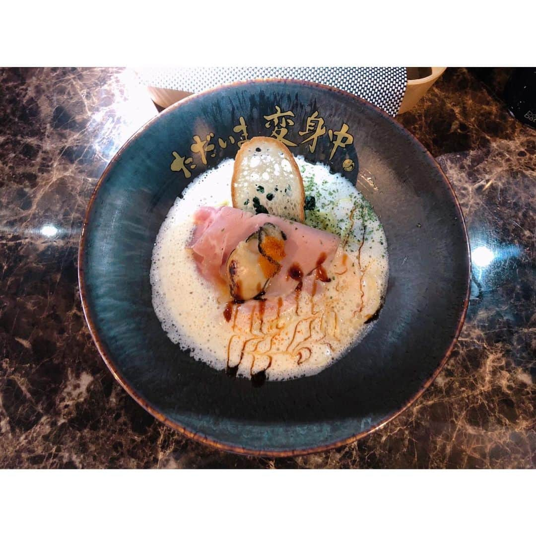 鈴木優梨さんのインスタグラム写真 - (鈴木優梨Instagram)「😚🍜 最近、中野に行くと何故か通ってしまう 「ただいま変身中」😚🍜 ・ ・ 中野ブロードウェイを抜けてすぐのところにあるよ🌟 ・ 牡蠣ラーメンって斬新🥰 ・ 牡蠣が好きな人には堪らんかなぁと思います😋✨ ・ ・ フレンチシェフが作ってるラーメンだそうで 鯛出汁と豆乳の組み合わせがなんとも💖 ・ #ただいま変身中 #麺スタグラム #麺活 #ラーメン #中野駅 #中野グルメ #中野ランチ #中野ブロードウェイ #鯛だし #豆乳 #牡蠣」11月27日 9時40分 - suzuki_yuuri