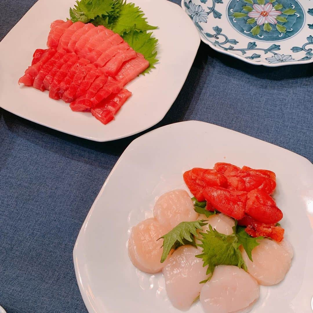 葉月里緒奈さんのインスタグラム写真 - (葉月里緒奈Instagram)「「美味しい雲丹があるわよ」とまたまた母から嬉しいお誘い。 もちのロンロン行きますがな。 #おうちごはん#夕ごはん#家族ご飯#手巻き寿司#まぐろ #中トロ#ほたて #生たらこ#雲丹#中トロおかわりプレート#ボジョレーヌーボー #rionahazuki」11月27日 9時49分 - riona_hazuki