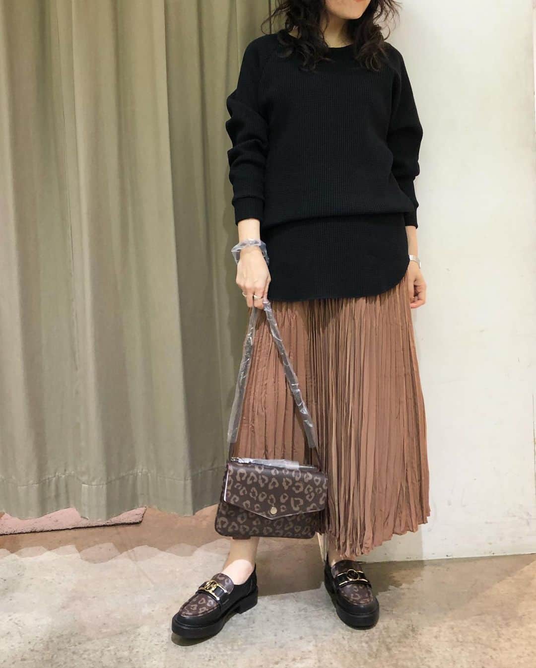 GATHER yamatoのインスタグラム：「ブラックとブラウンだけを 使ったコーデ。 この冬大活躍しそうな 厚地ワッフルのカットソー 体を優しく綺麗に見せてくれます！サテンのプリーツとも好相性！ ______________________  ワッフルT #ninamew  17600円 サテンプリーツスカート #ninamew  28600円  大人レオパードショルダー #ninamew  14300円 大人レオパードローファー 30800円 全て税込み #大人がかっこよく映える服  #アラフィーコーデ #アラフォーコーデ」