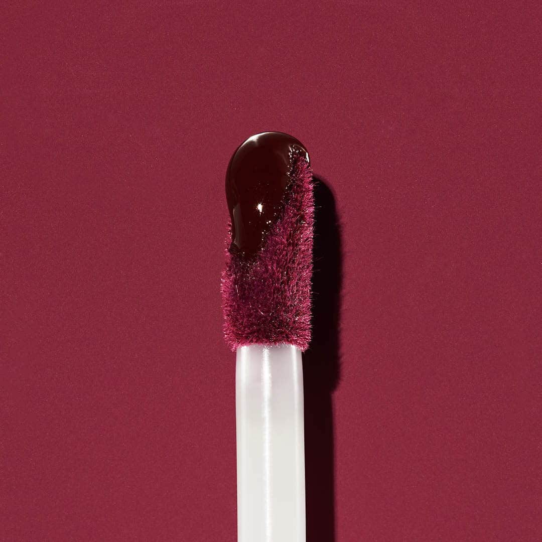 Revlonさんのインスタグラム写真 - (RevlonInstagram)「Iconic color fit for a Thanksgiving feast: #SuperLustrous #TheGloss in Black Cherry (265) 🖤🍒 . What are you wearing today?  📷: @bohnalex」11月27日 9時45分 - revlon
