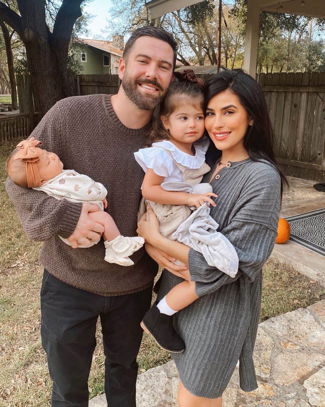 Sazan Hendrixさんのインスタグラム写真 - (Sazan HendrixInstagram)「So thankful for them 🧡 Happy thanksgiving from our little fam to yours. We love you and wish you all a blessed holiday season! ✨ #happythanksgiving」11月27日 9時46分 - sazan