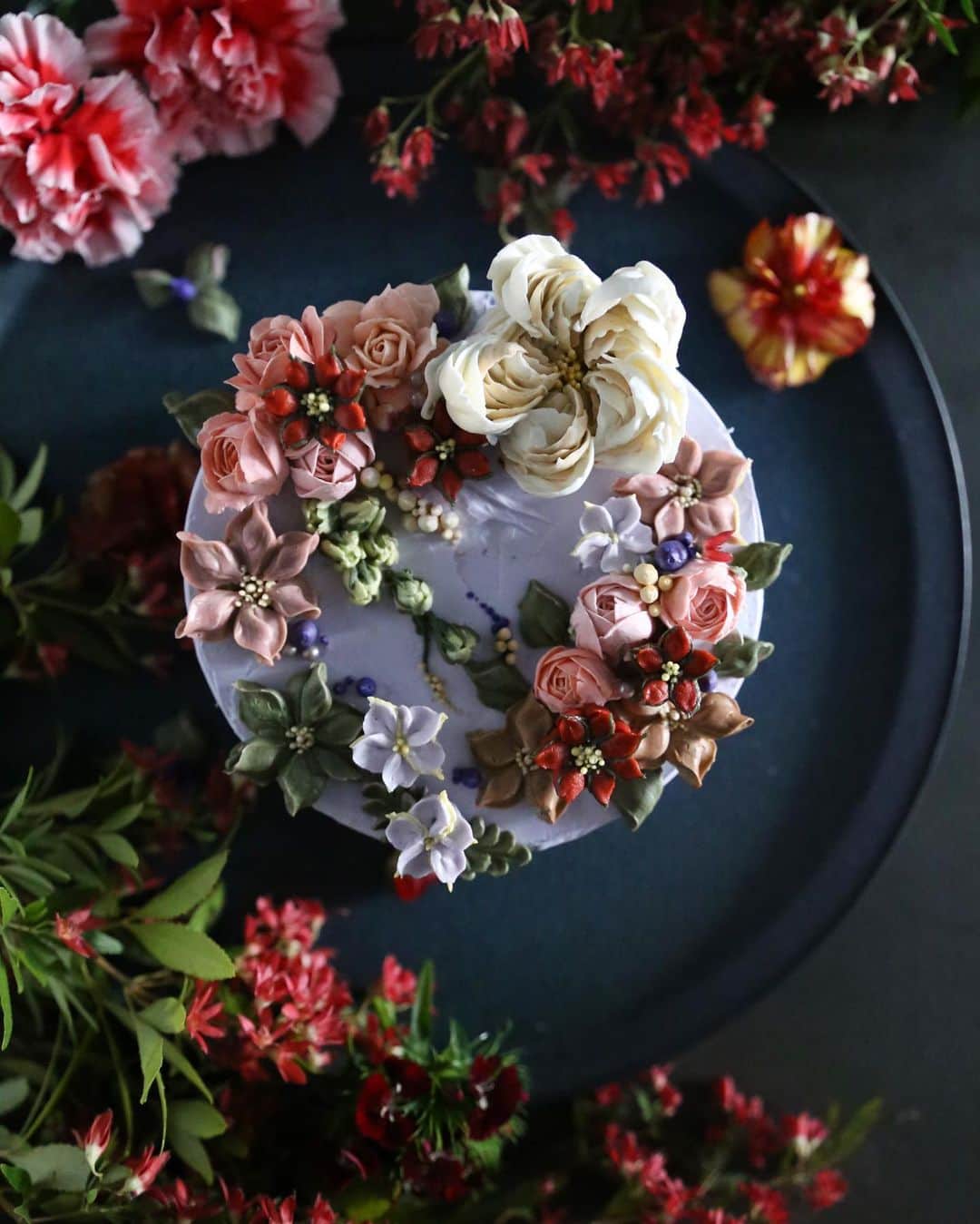 청담 수케이크 (atelier soo)さんのインスタグラム写真 - (청담 수케이크 (atelier soo)Instagram)「ㅡ Asiatic soo Buttercream flower cake ⚜️❤️🎄 ㅡ @flowerbyson 대표님꽃과함께:) #flower #cake #flowercake #partycake #birthday #bouquet #buttercream #baking #wilton #weddingcake ㅡ www.soocake.com」11月27日 9時55分 - soocake_ully
