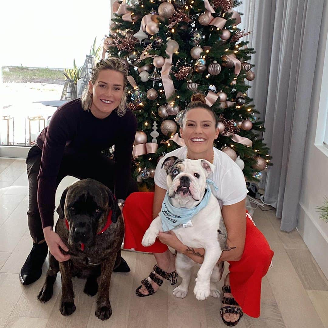 アリ・クリーガーのインスタグラム：「This thanksgiving I’m grateful for my family and the life we share every day, @ashlynharris24 .. especially through this wild year, I cherish every moment with you❤️」